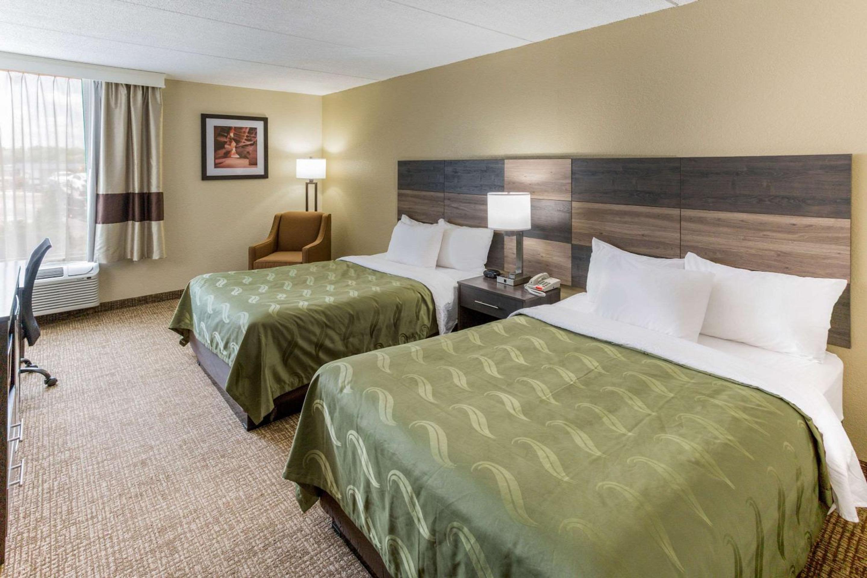 Queen Room with Two Queen Beds - Non-Smoking - Photo 4