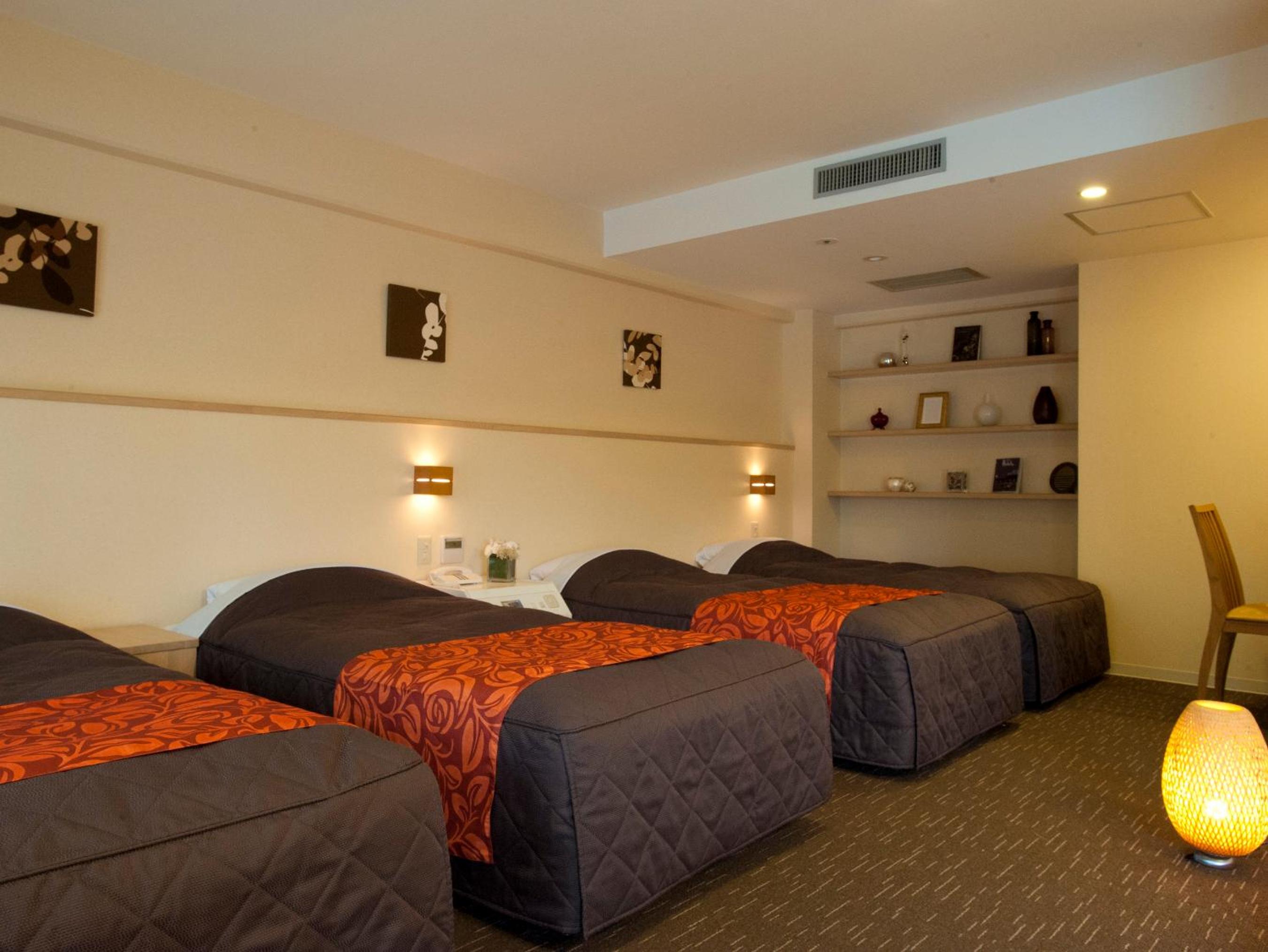 Family Room with Tatami Area and Shared Bathroom - Photo 3