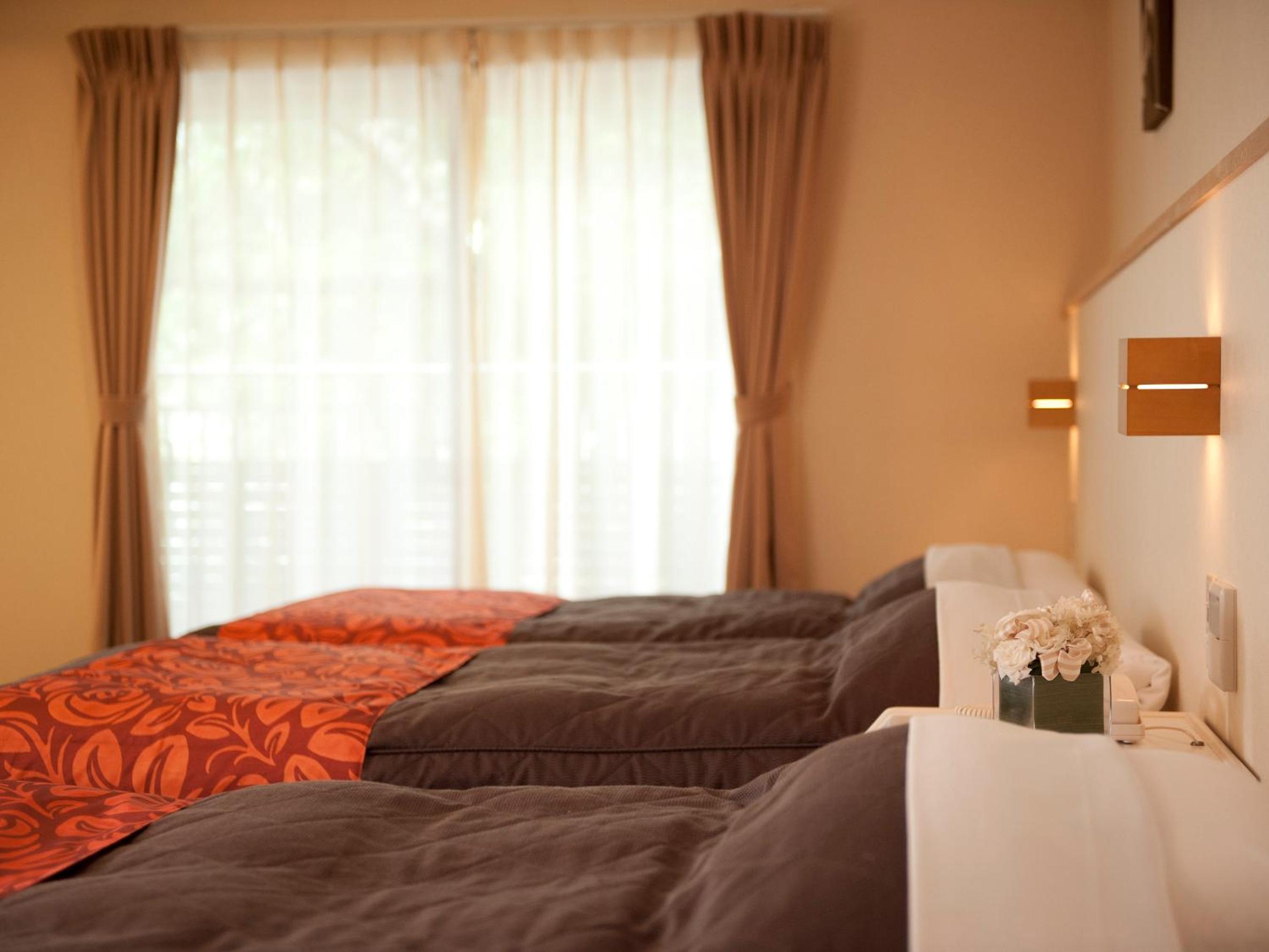 Family Room with Tatami Area and Shared Bathroom - Photo 5