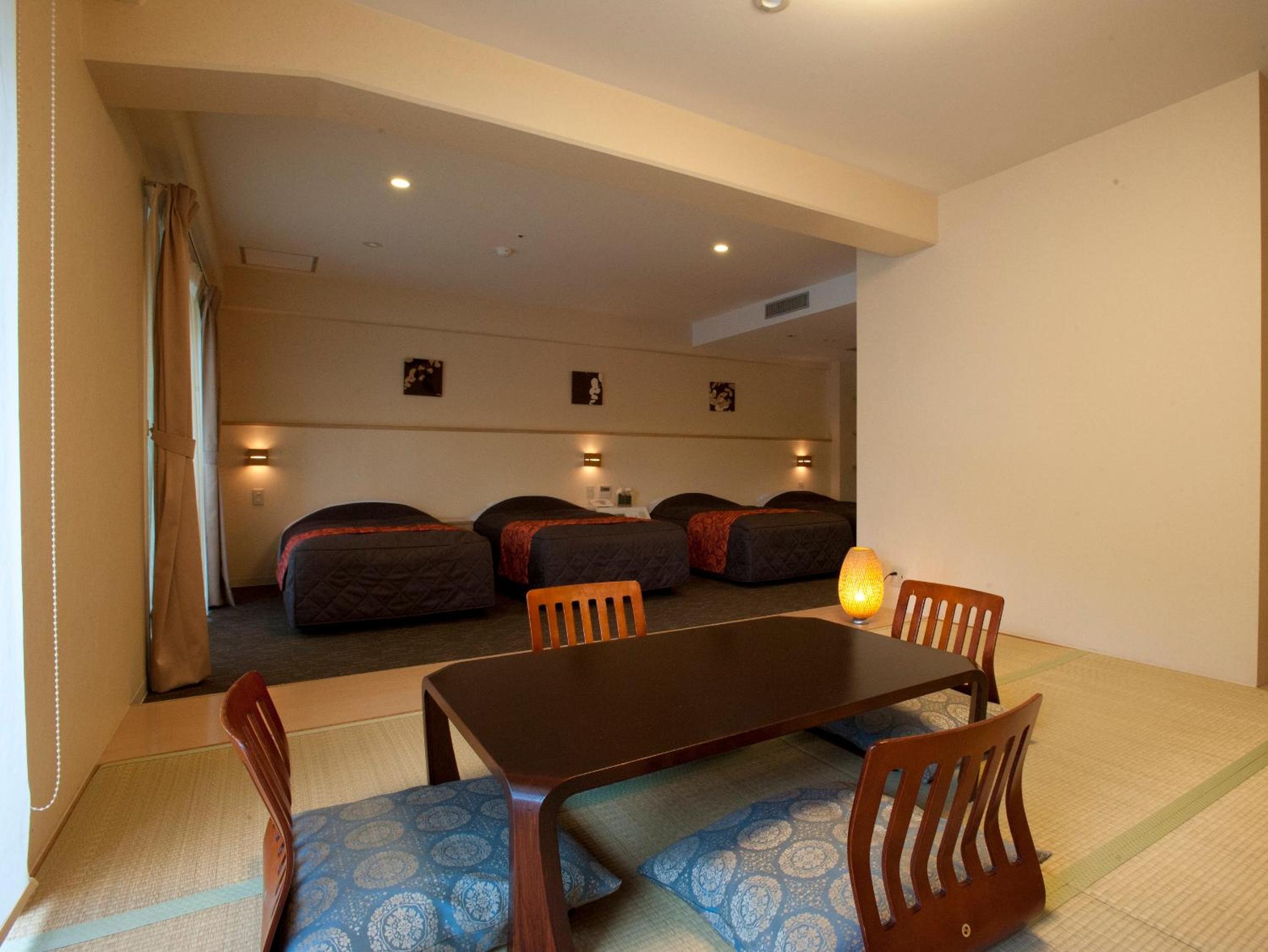 Family Room with Tatami Area and Shared Bathroom - Photo 6