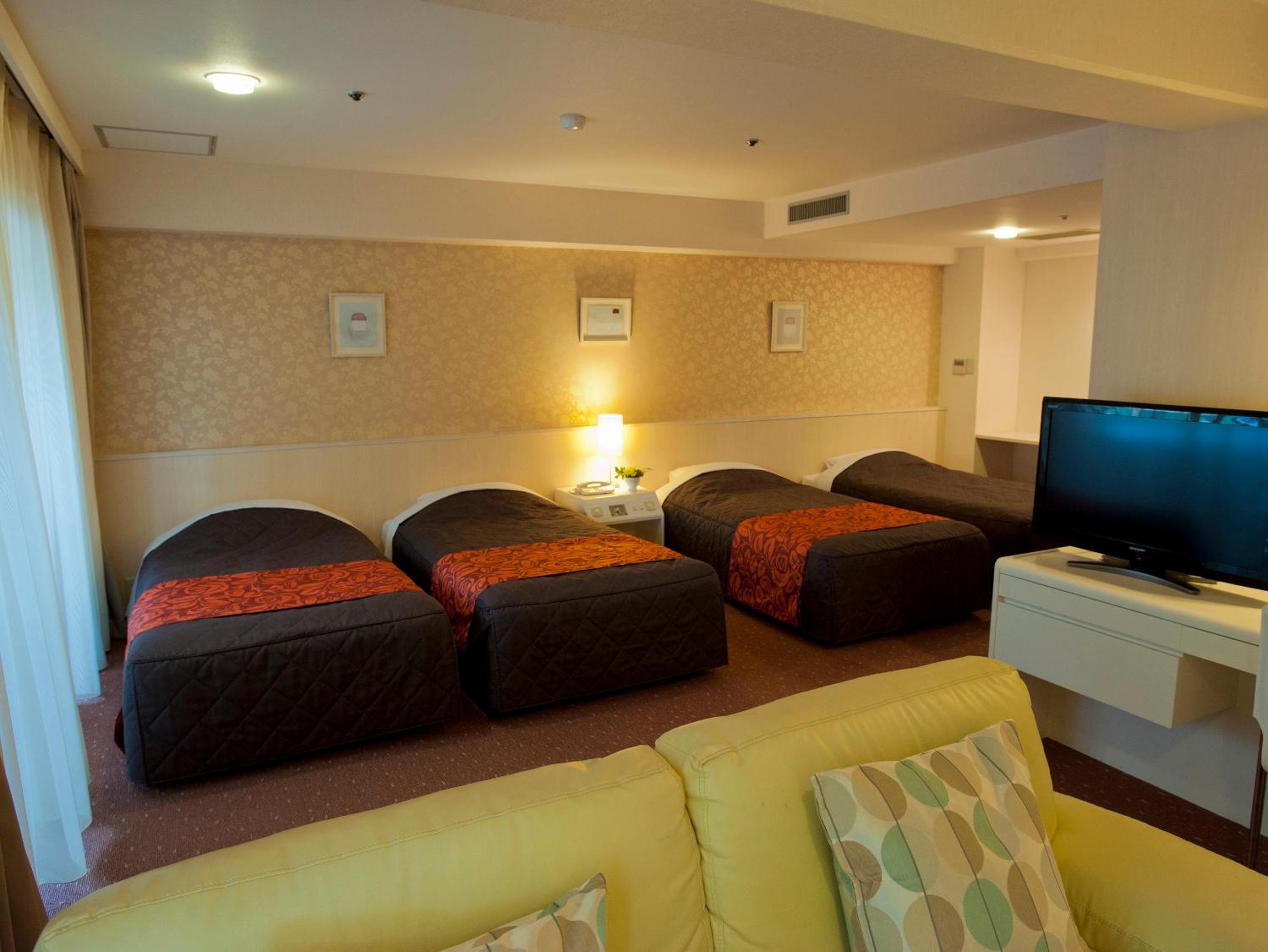 Quadruple Room with Shared Bathroom - Photo 1