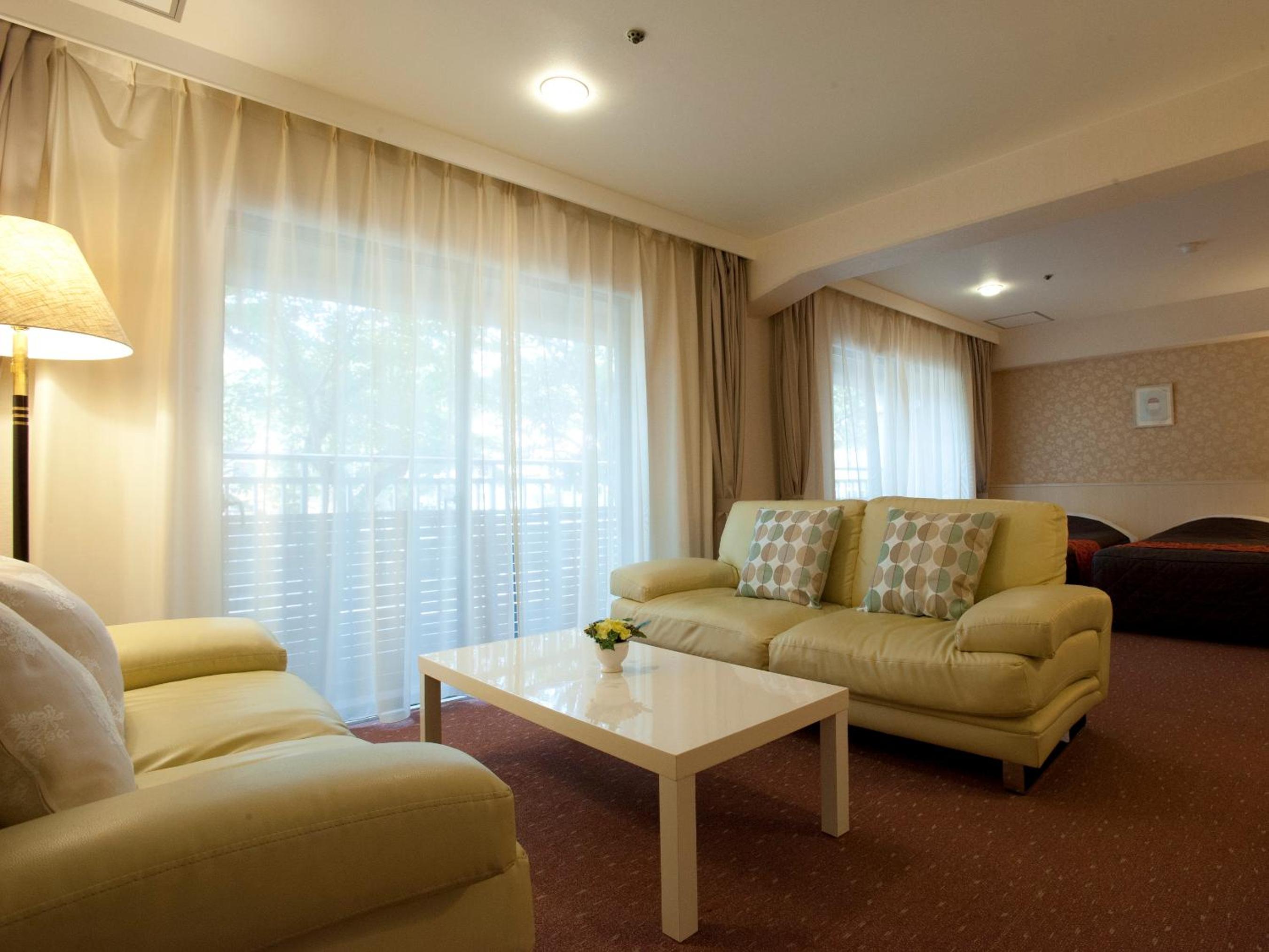 Quadruple Room with Shared Bathroom - Photo 2