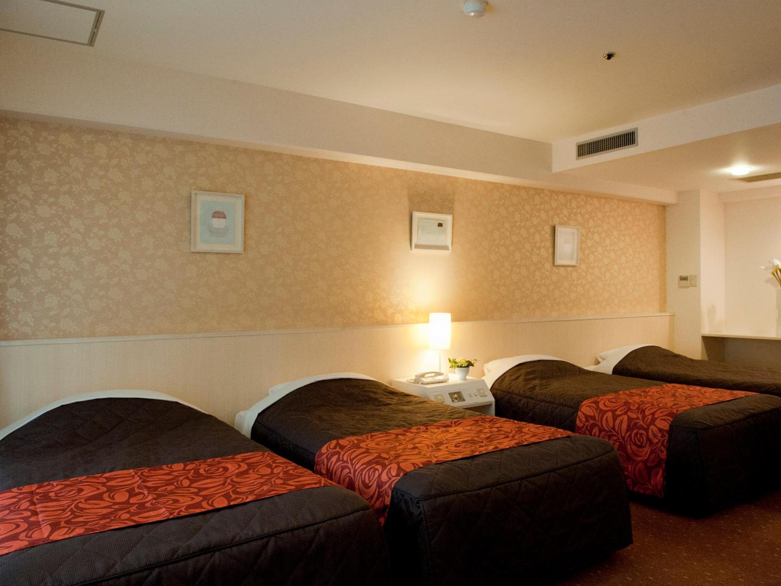 Quadruple Room with Shared Bathroom - Photo 3