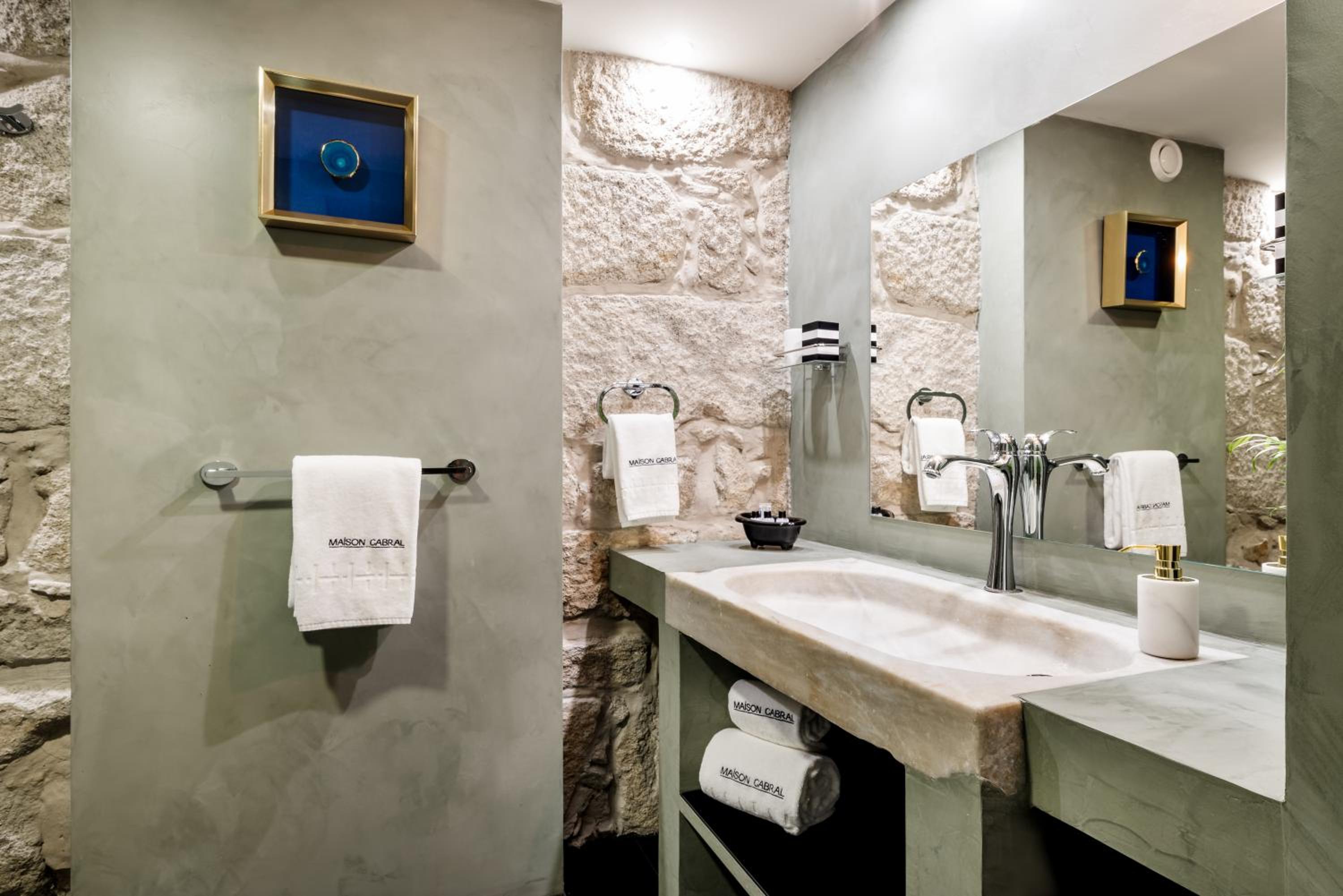 Deluxe Queen Suite - Photo 3