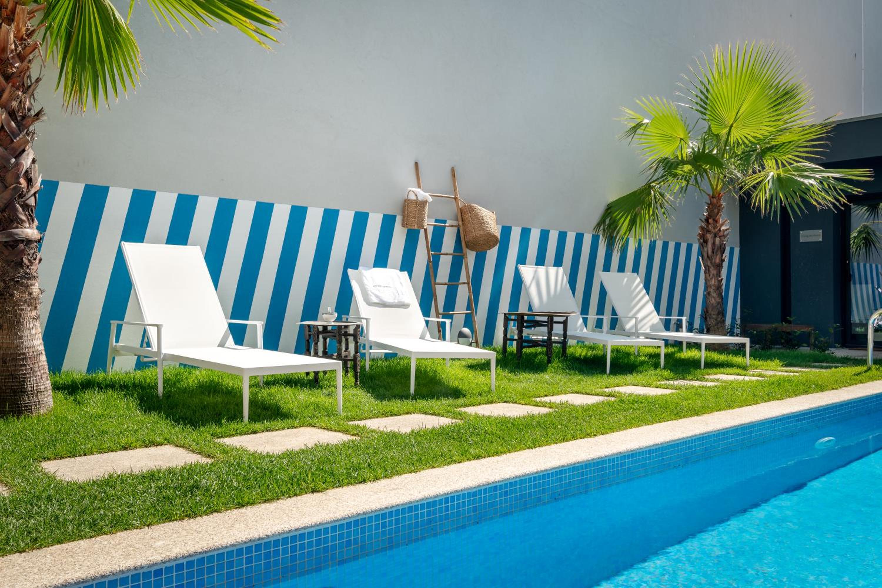 Junior Suite with Pool View - Photo 12