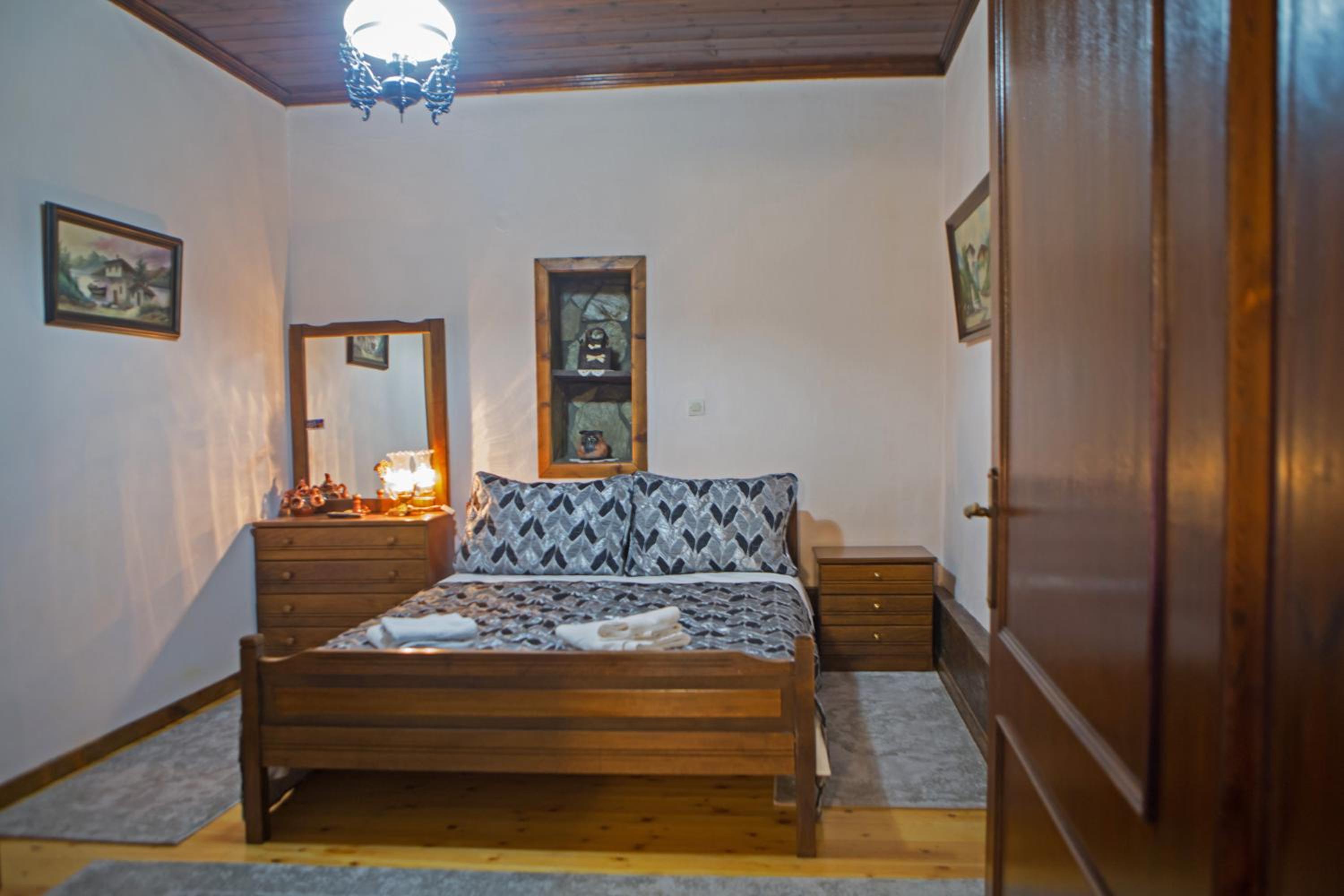 Deluxe Suite with Spa Bath - Photo 4
