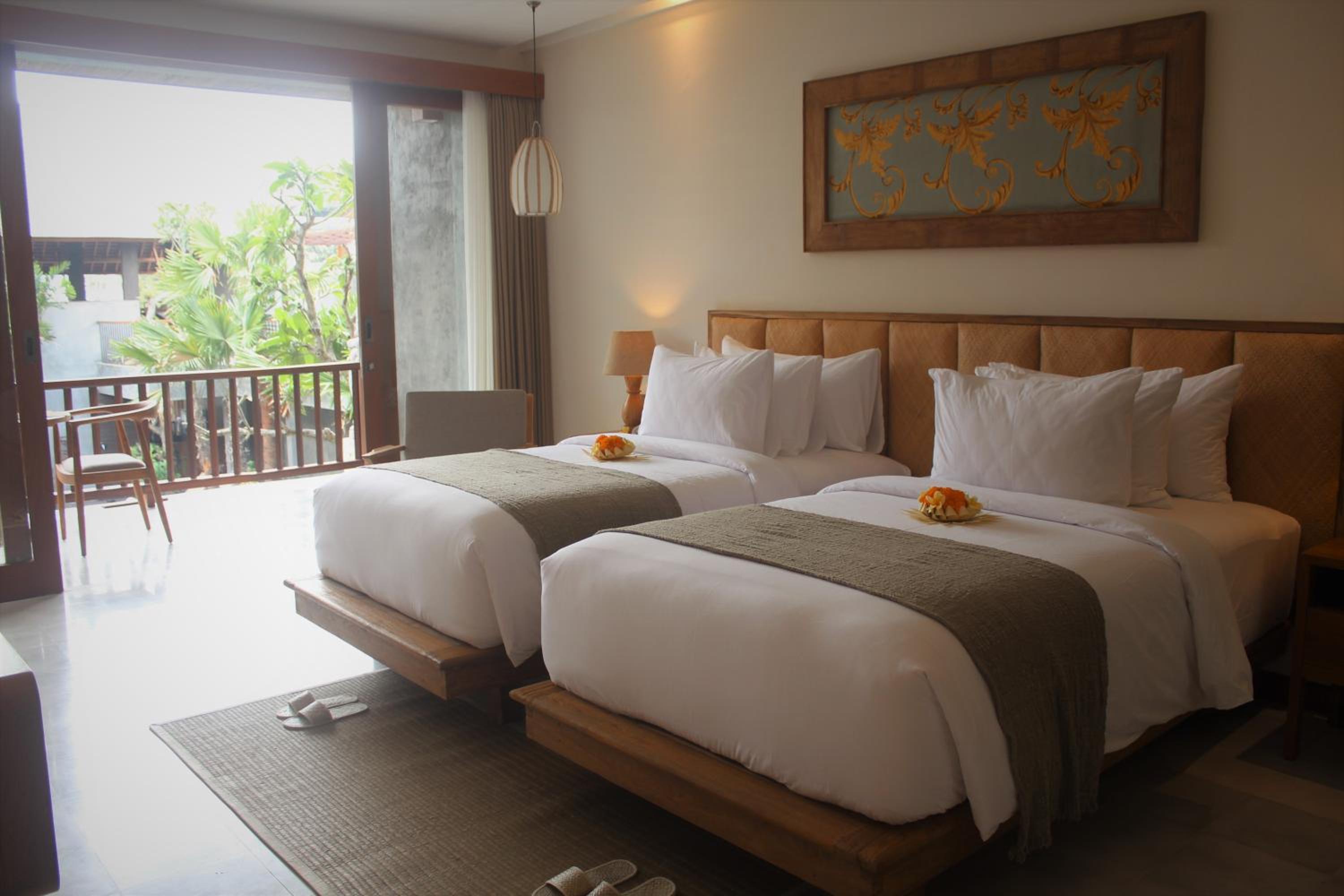 Suite with Pool View - Photo 24