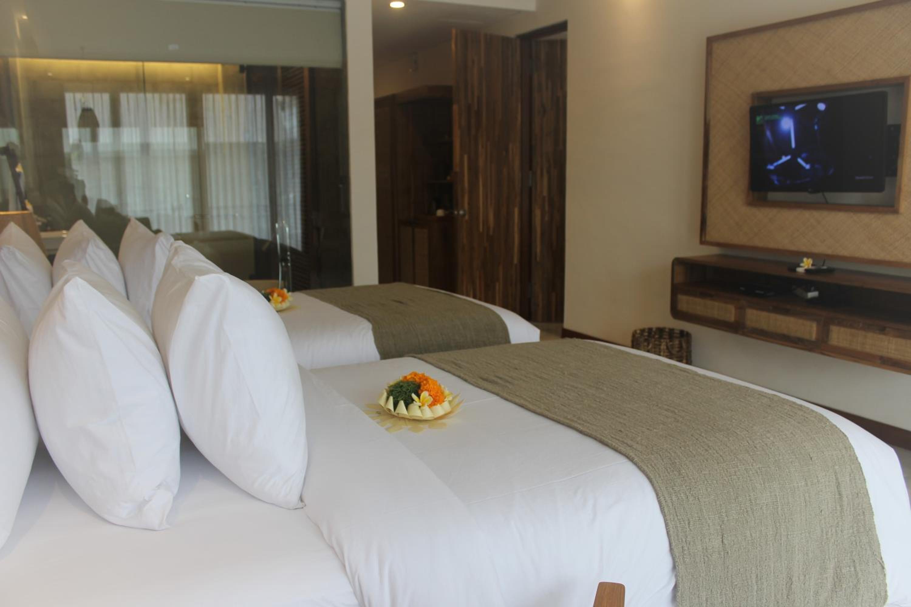 Suite with Pool View - Photo 65