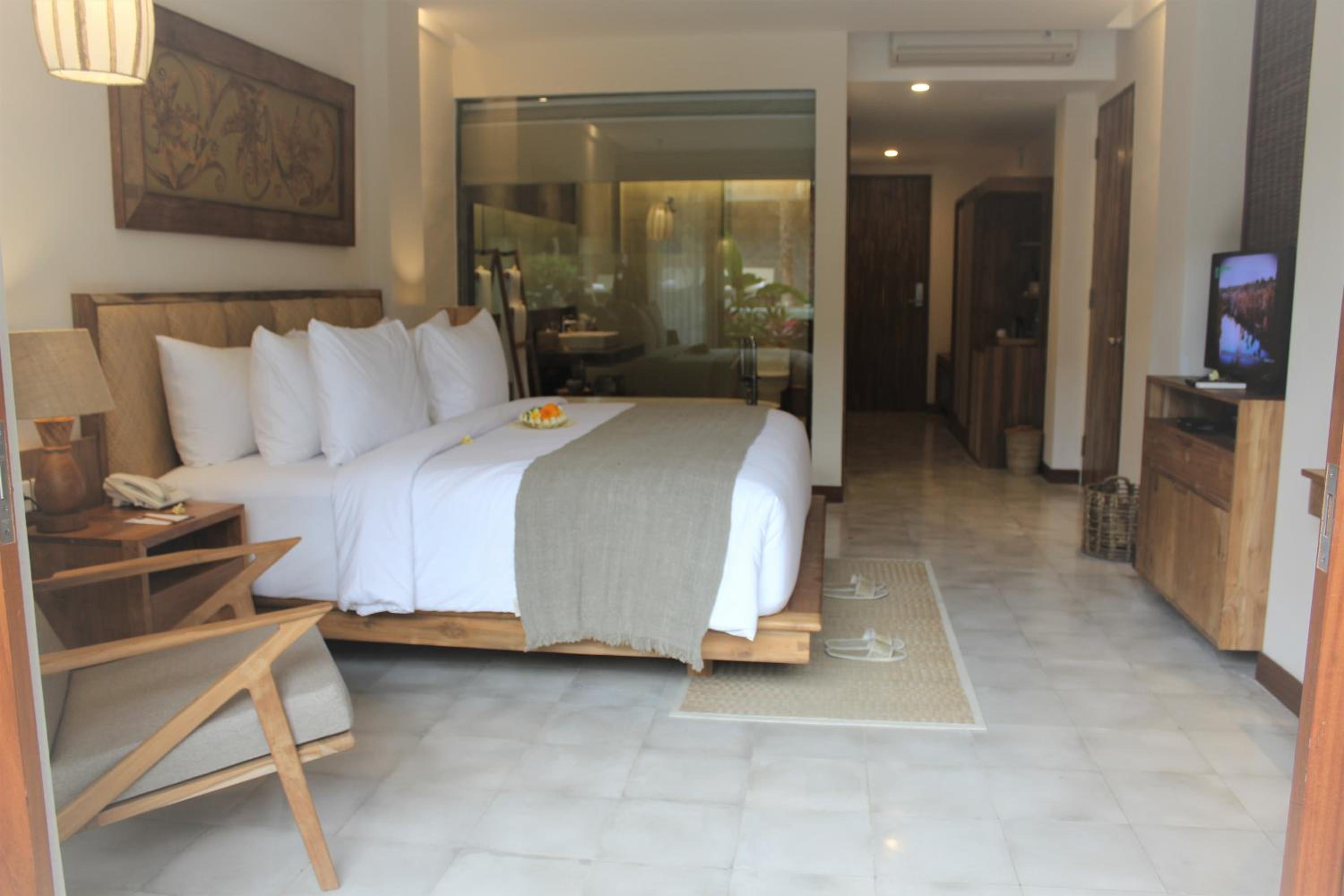 Suite with Pool View - Photo 67