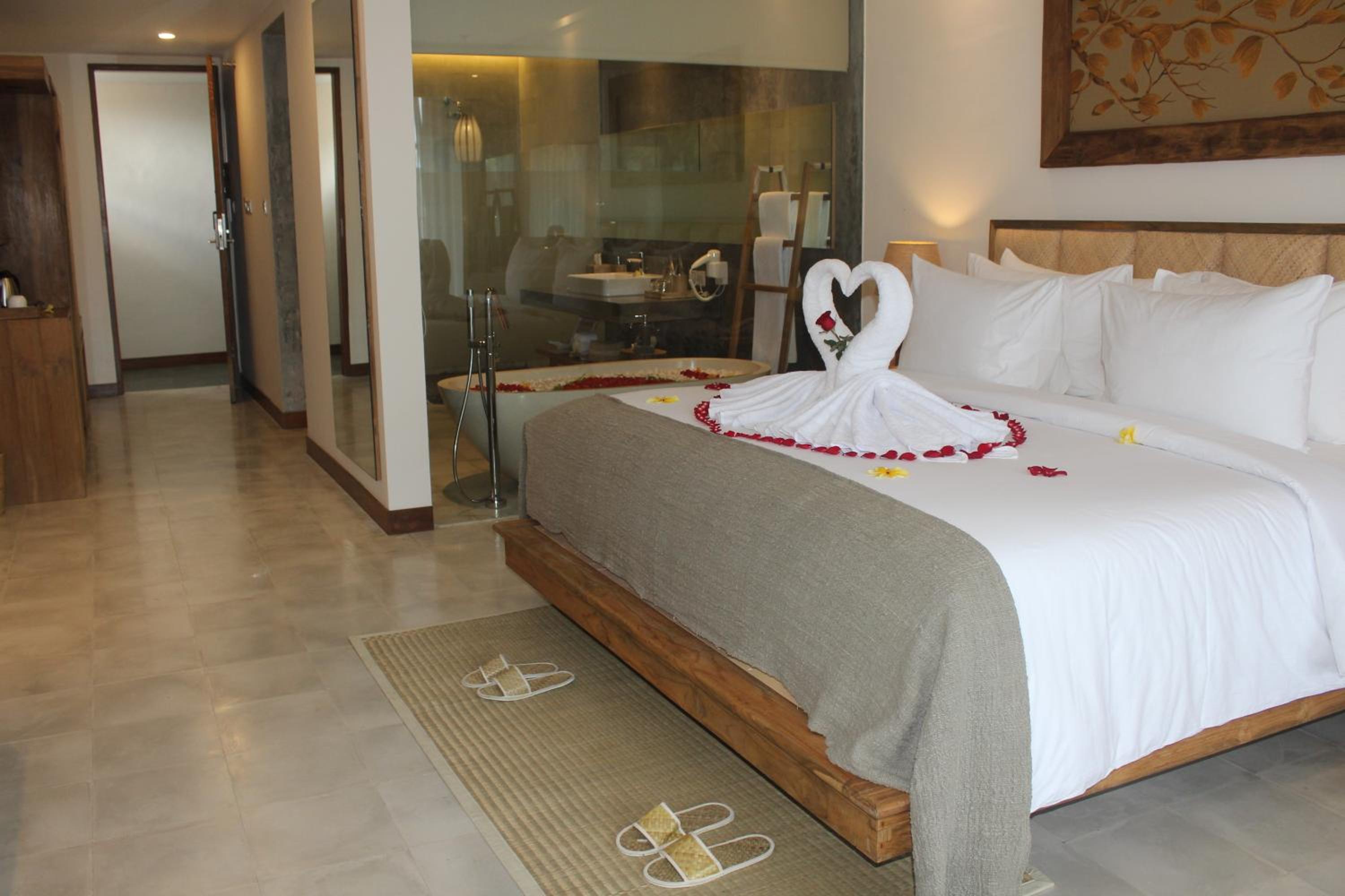 Suite with Pool View - Photo 72