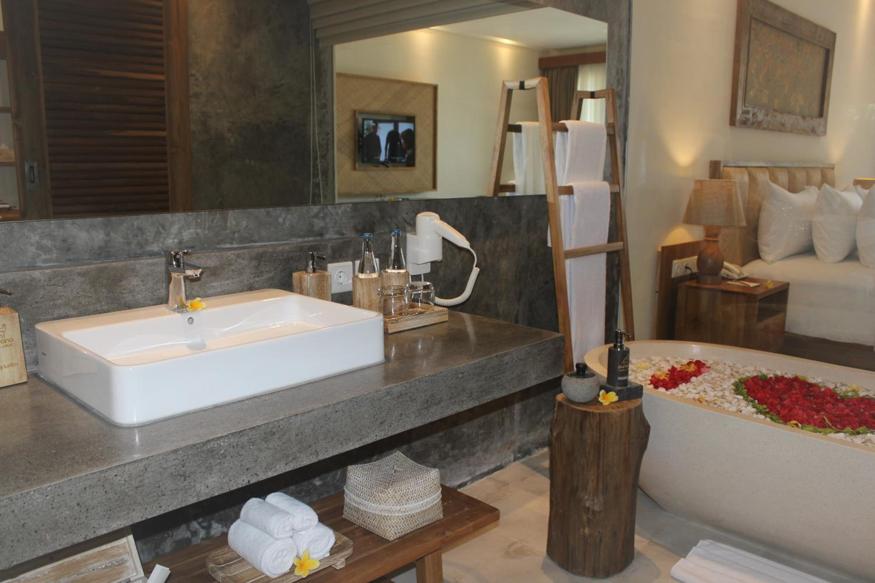 Suite with Pool View - Photo 19