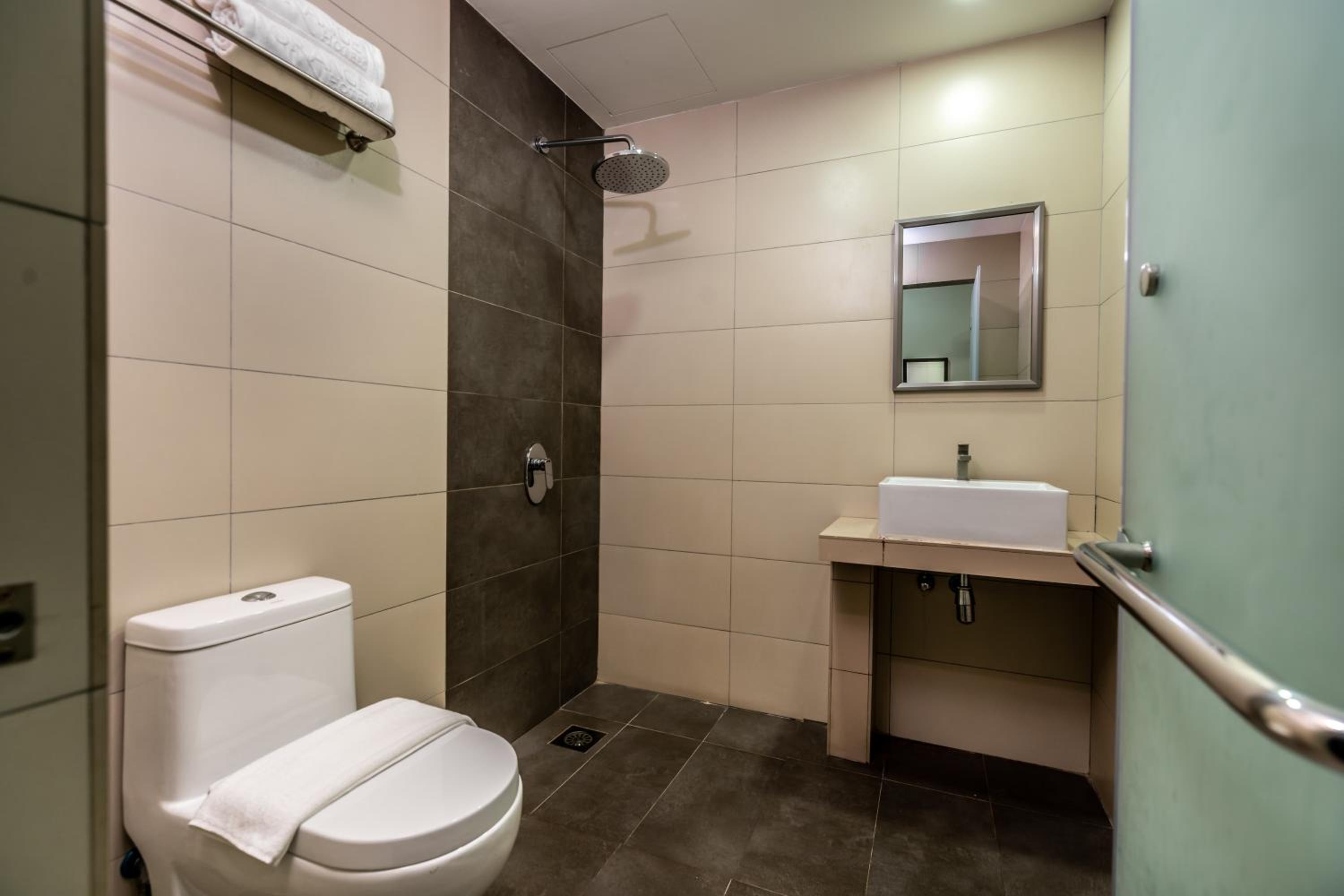 Standard Queen Room (No Window) photo 3