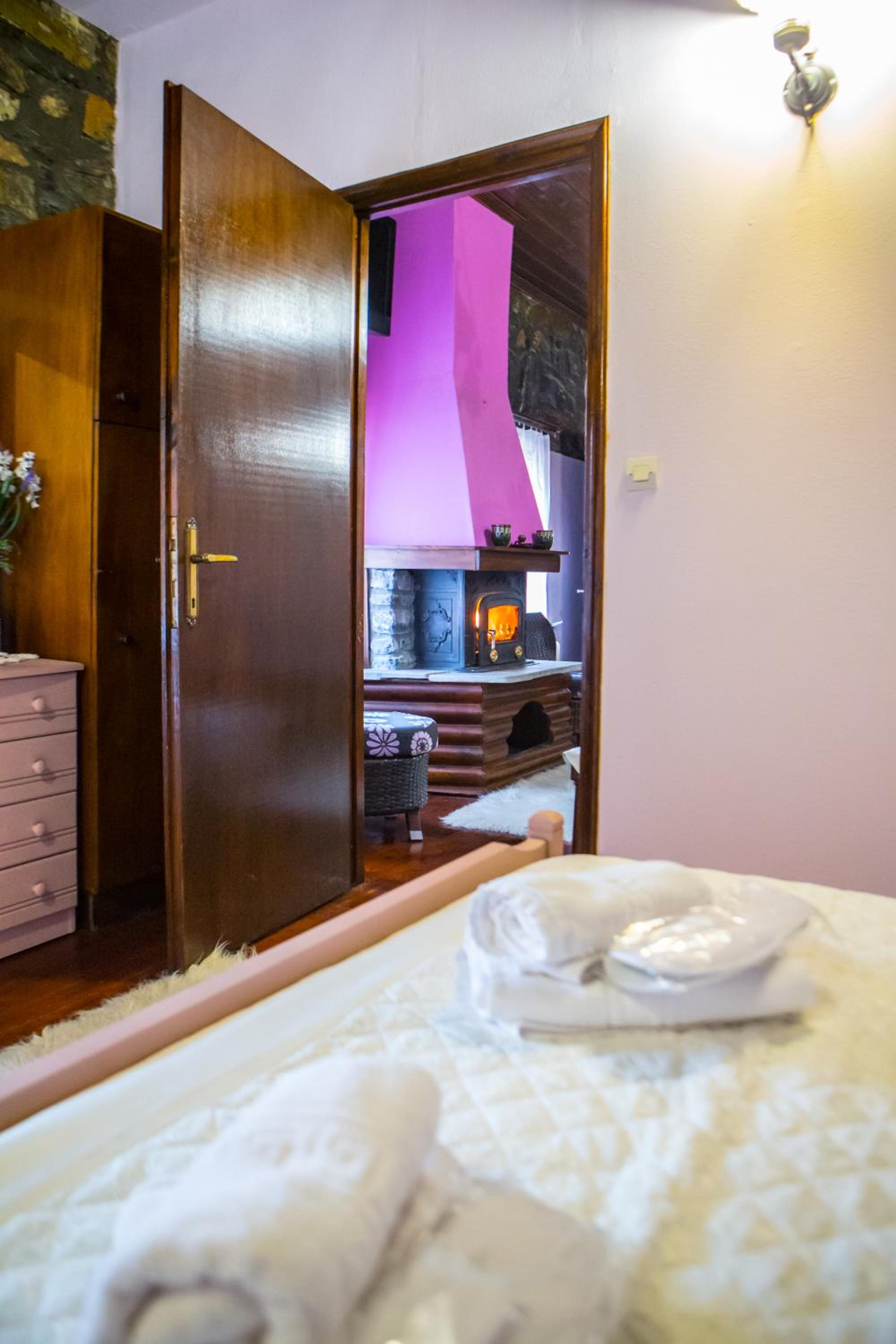 Deluxe King Suite - Photo 2