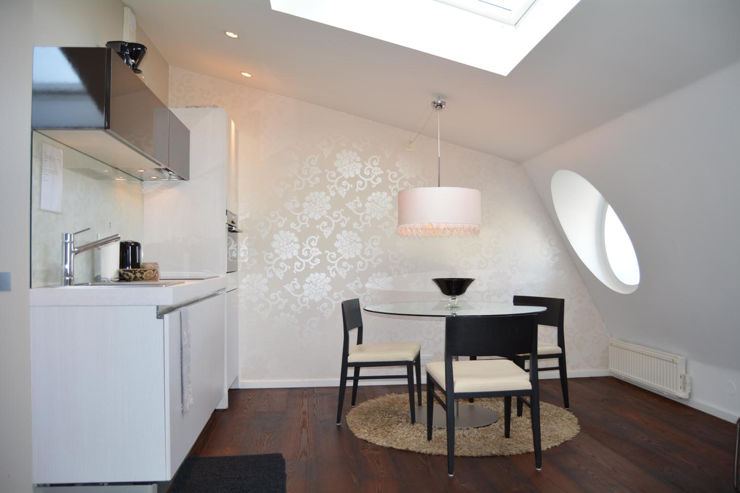 Deluxe One-Bedroom Apartment