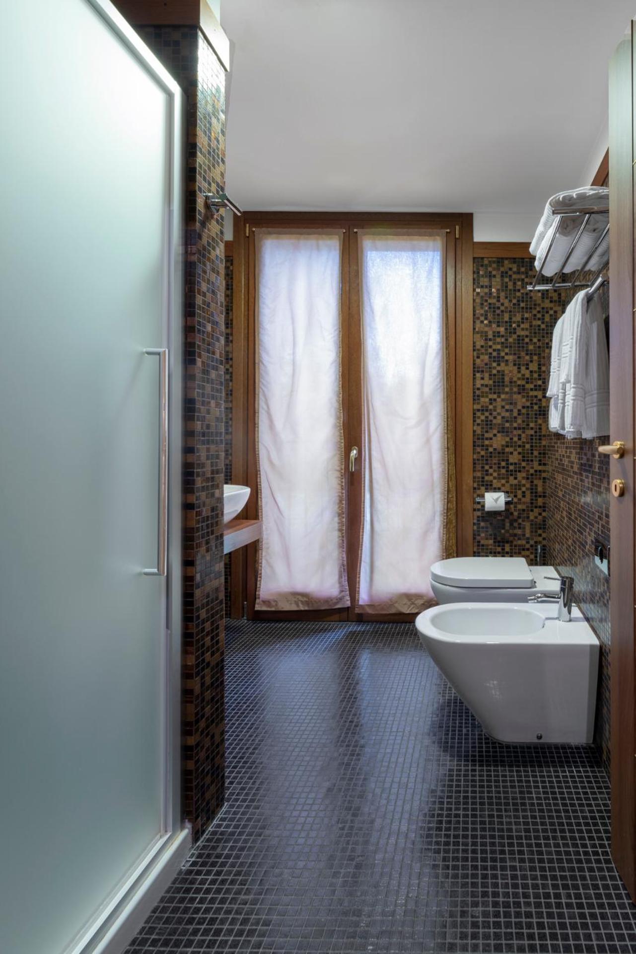 Standard Double or Twin Room - Photo 5