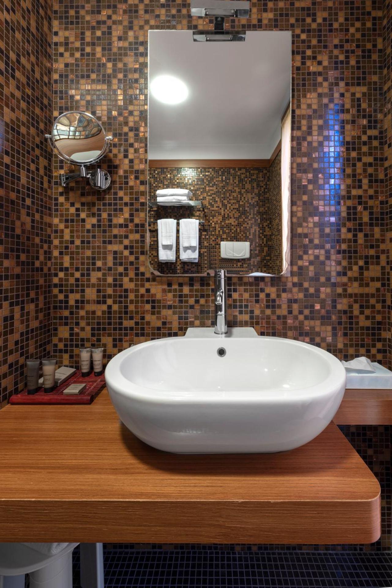 Standard Double or Twin Room - Photo 4