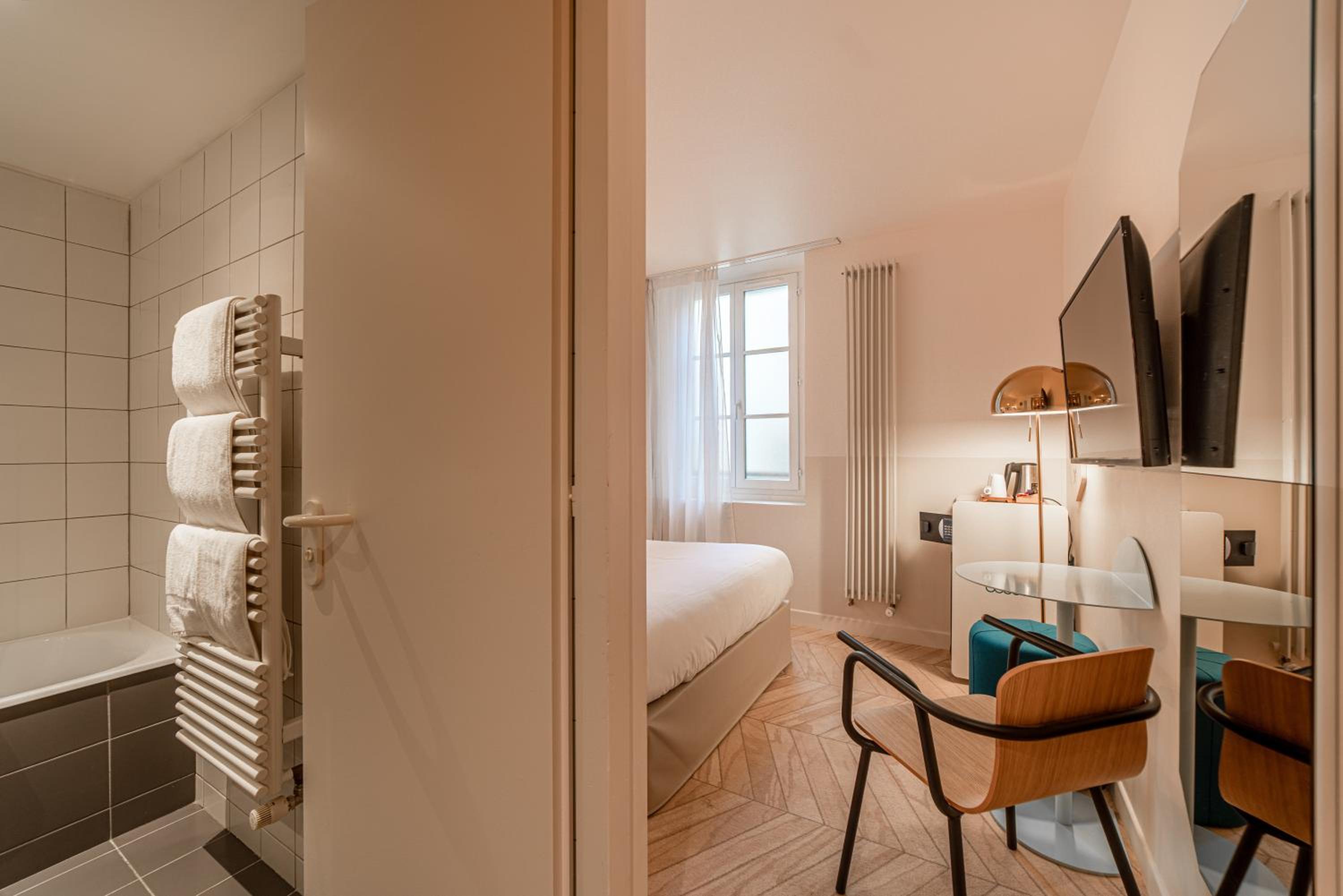 Charming Double Room - Photo 10