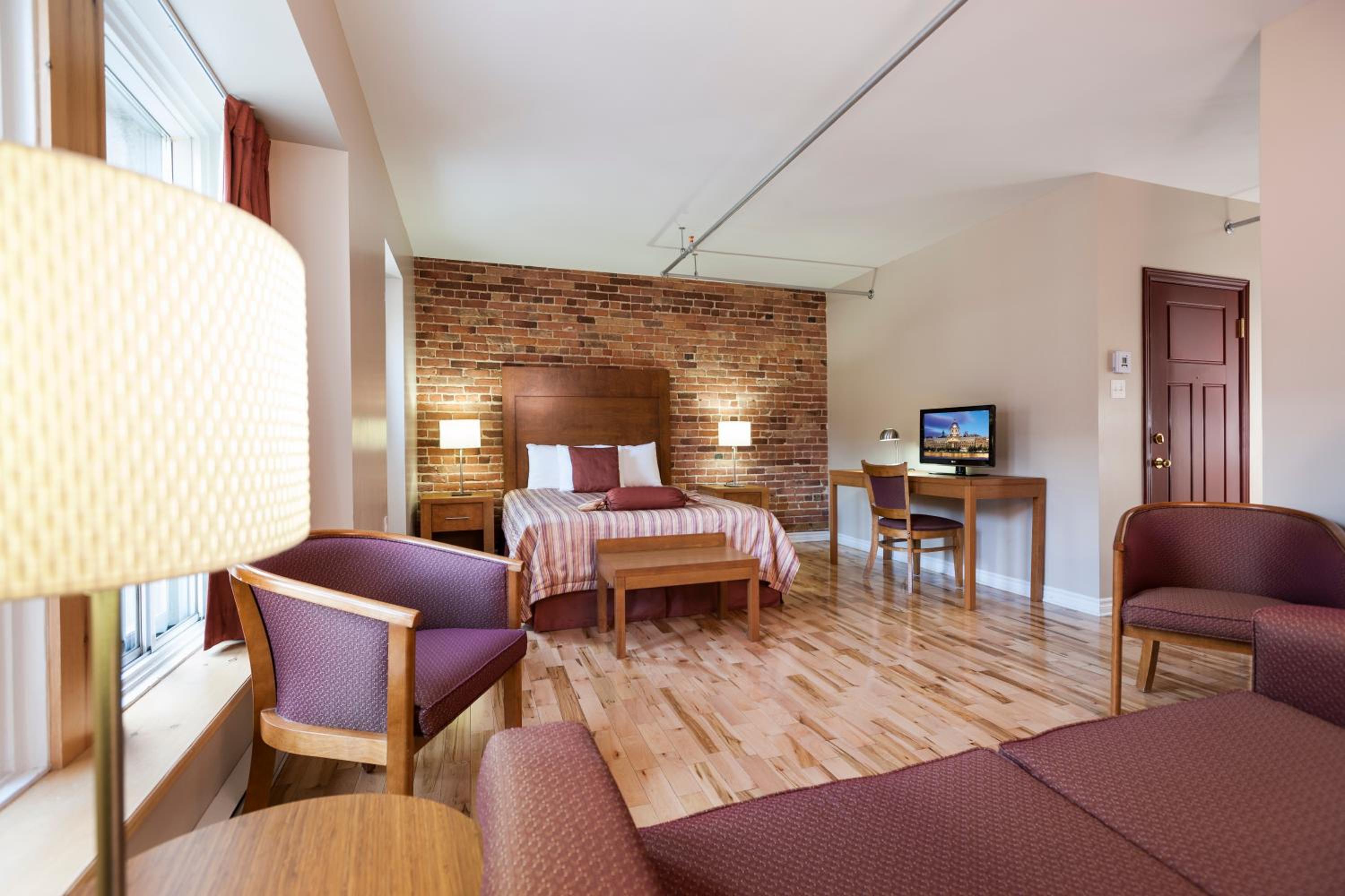 Superior Queen Room with Sofa Bed - Photo 1