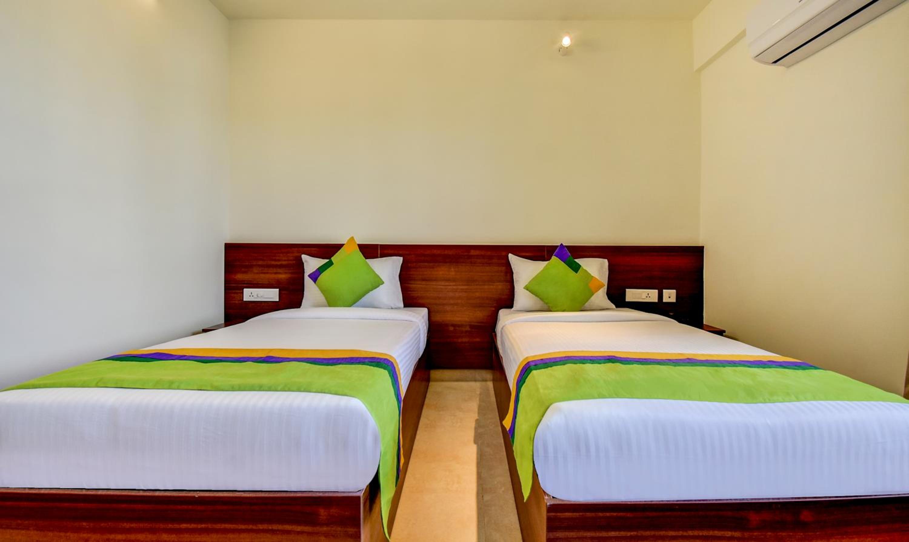 Standard Twin Room - Photo 7