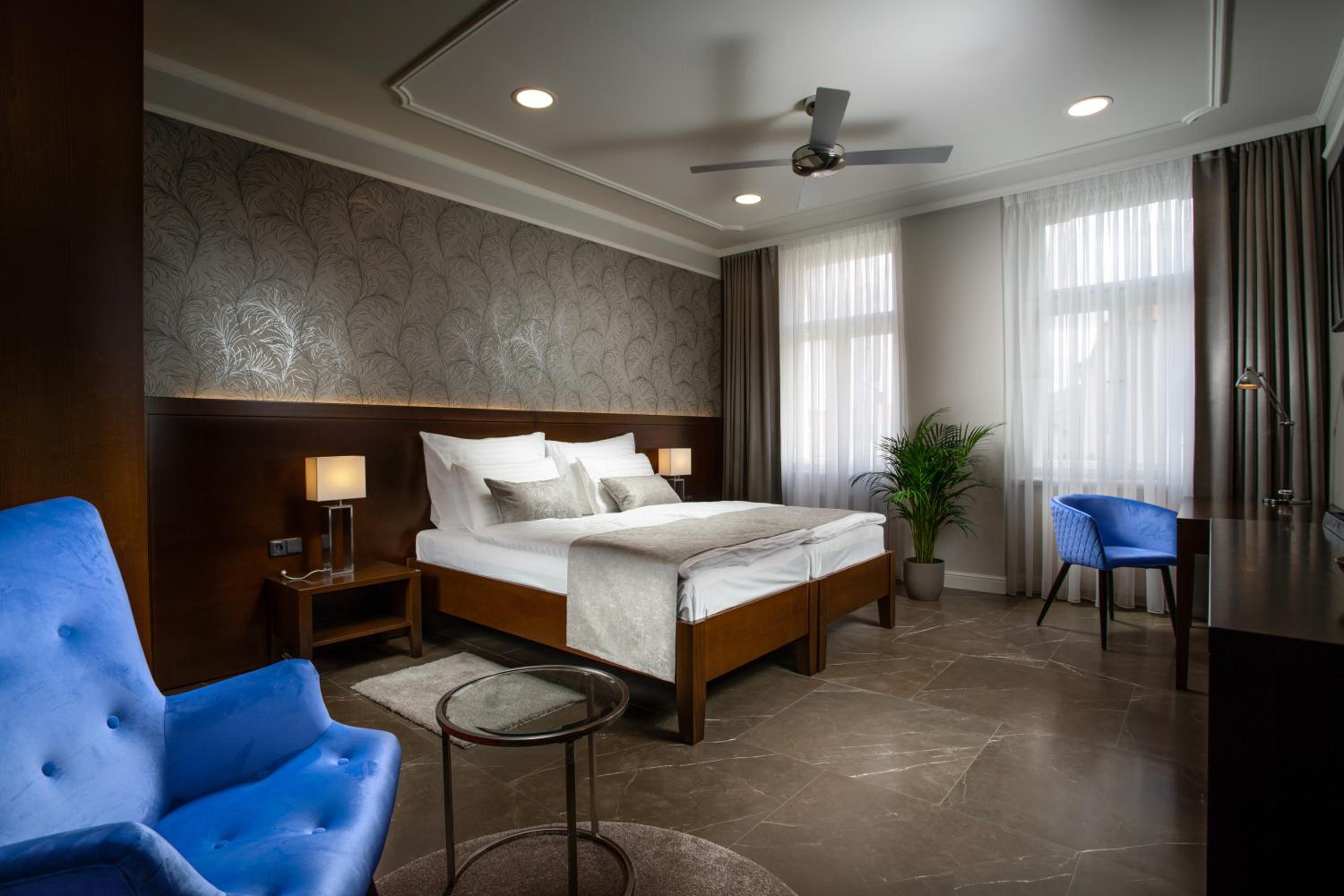 Deluxe Double or Twin Room with City View - Photo 2
