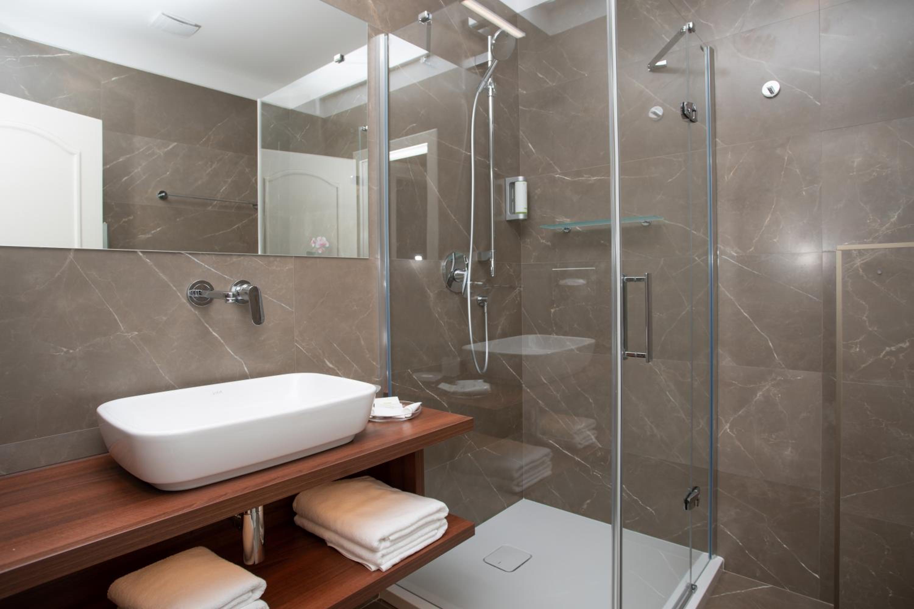 Standard Double Room - Photo 5
