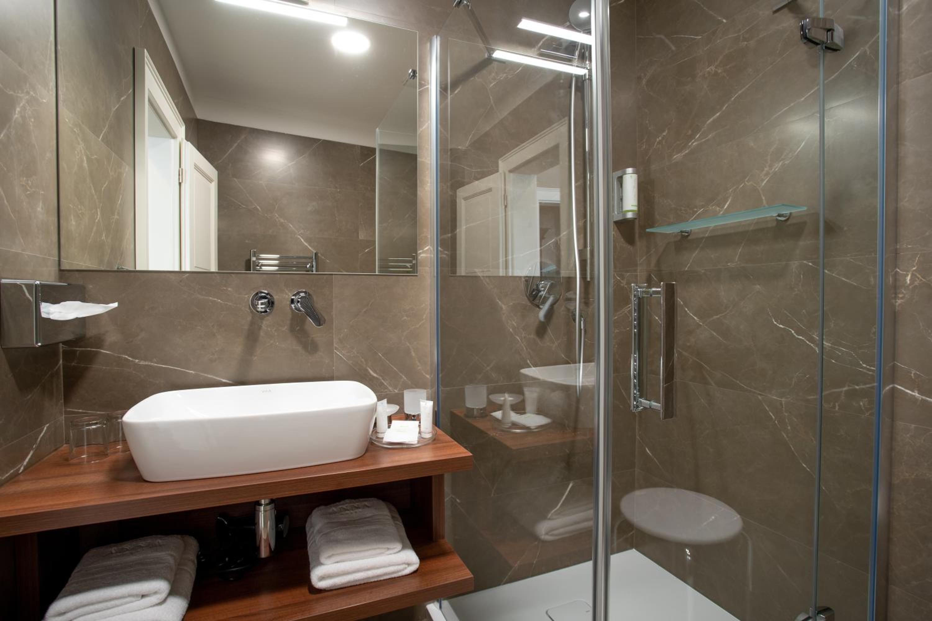 Deluxe Double or Twin Room with City View - Photo 3