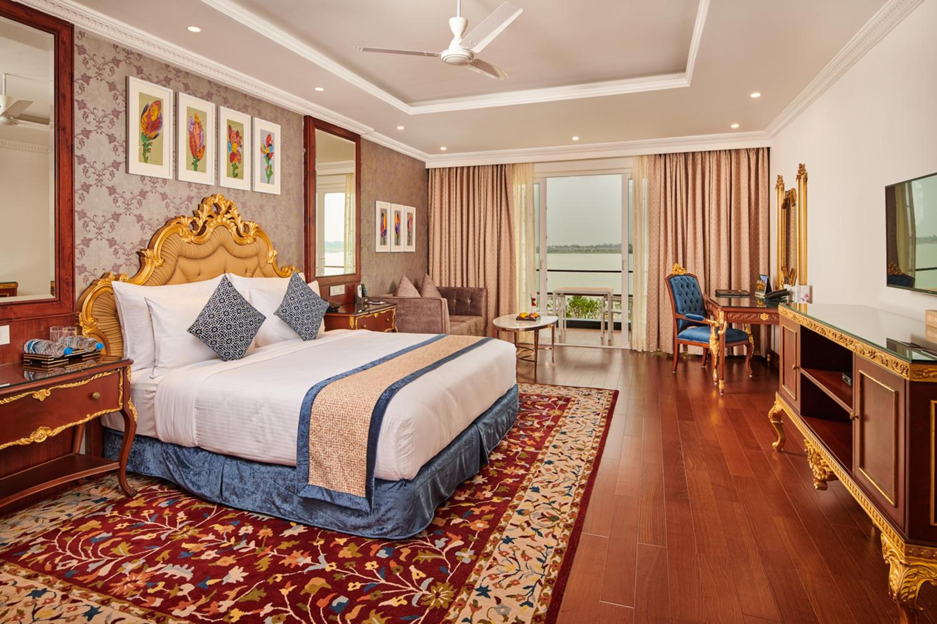 Deluxe Suite - 10% Discount on Foods & Soft Beverages* | 15% Discounts on Laundry Services* | INR 500 spa credit during your stay on selective Massage services. TnC Apply.* | Free Mini-bar - 2 cans of soft Beverages (Once on Arrival) - Photo 3