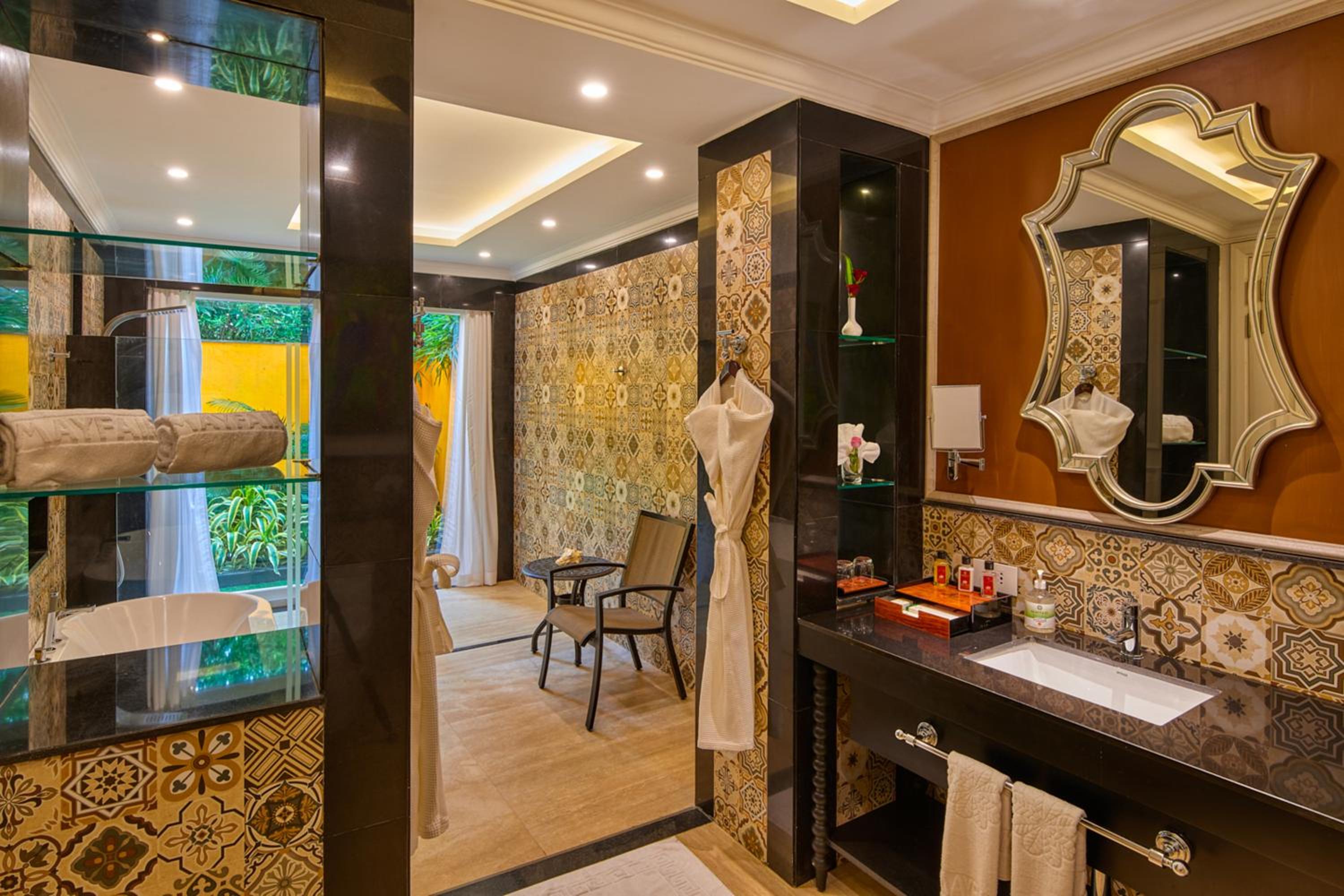 Executive Room - 10% Discount on Foods & Soft Beverages* | 15% Discounts on Laundry Services* | INR 500 spa credit during your stay on selective Massage services. TnC Apply.* | Free Minibar - 2 cans of soft Beverages (Once on Arrival) - Photo 4