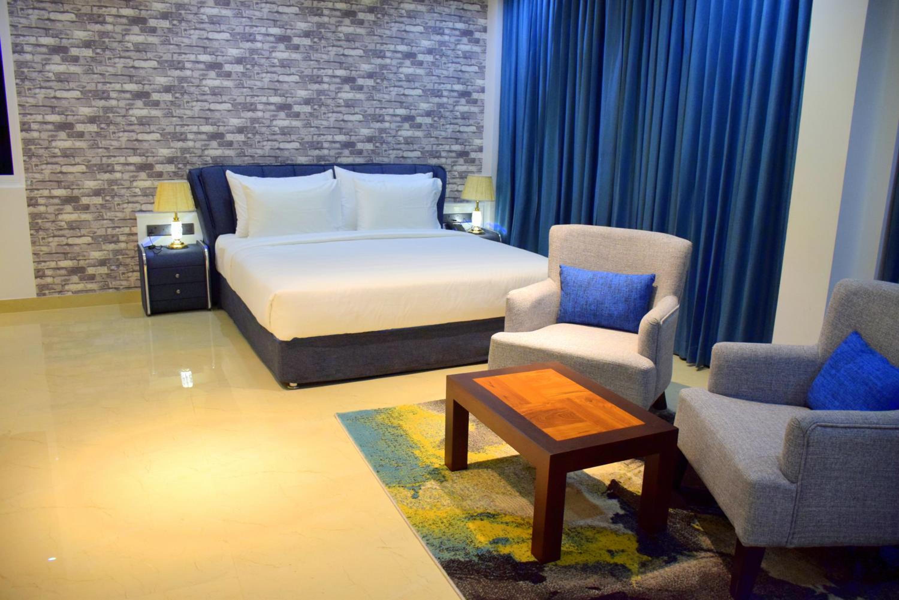 Family Suite with Hot Tub with Early Check-in & Late Check-out on Availability
