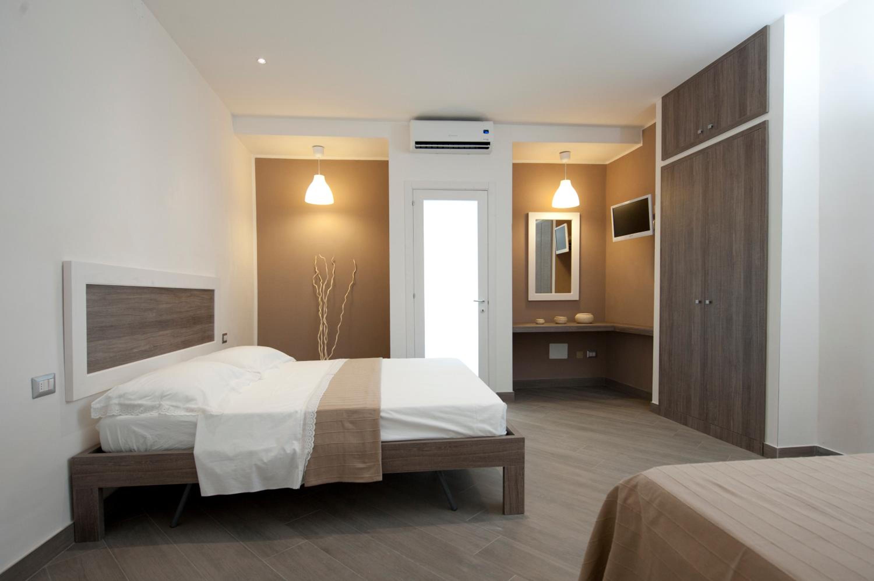 One-Bedroom Apartment - Photo 1