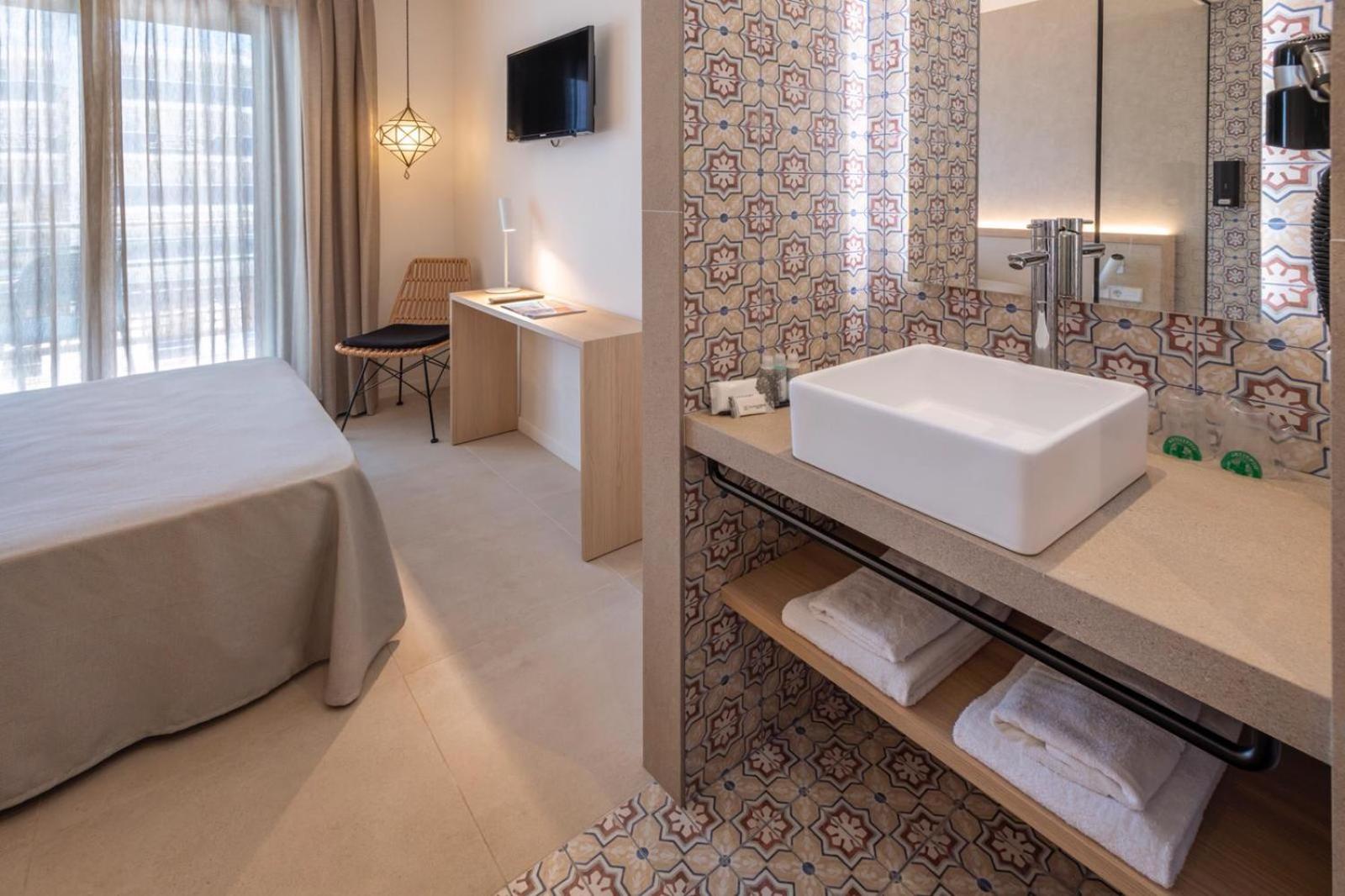 Double or Twin Room - Photo 2
