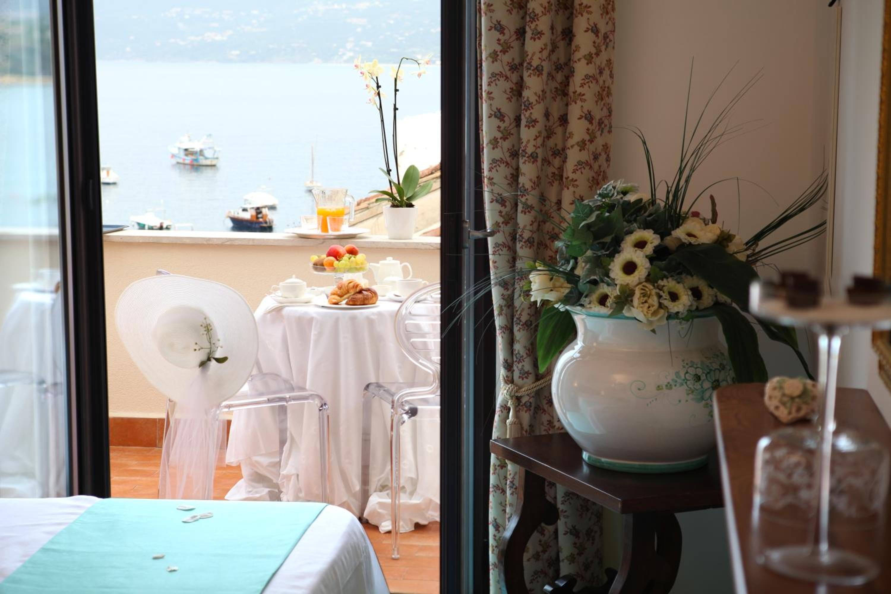 Suite with Terrace - Photo 4