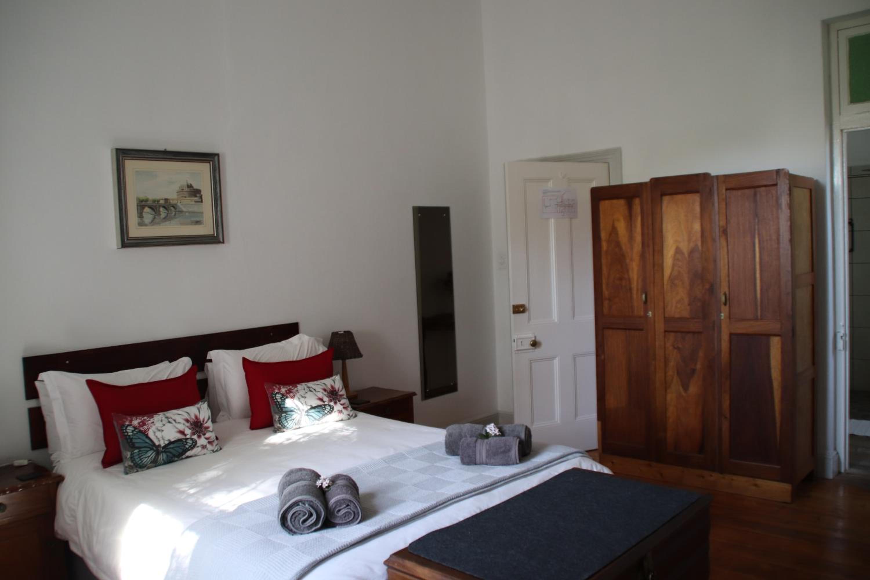 Queen Room photo 2