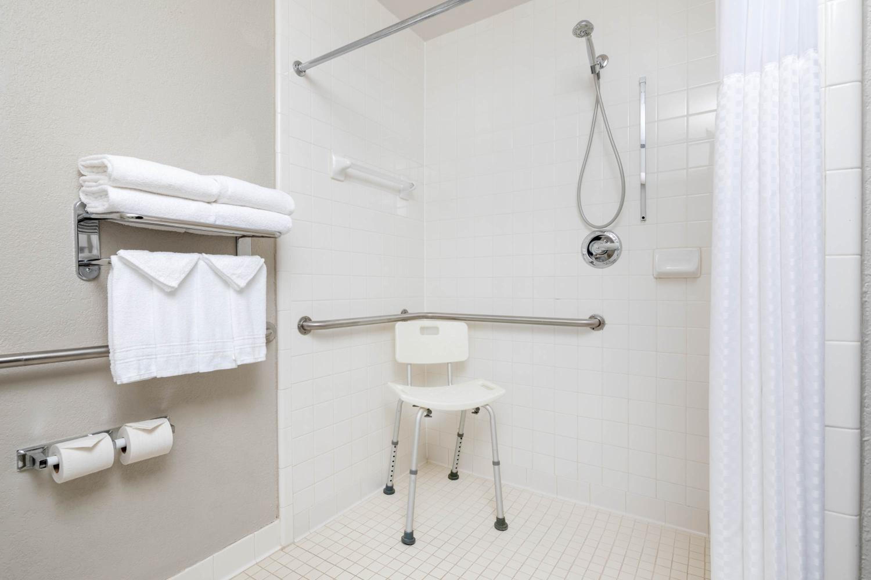 Queen Room - Mobility Access/Non-Smoking - Photo 2