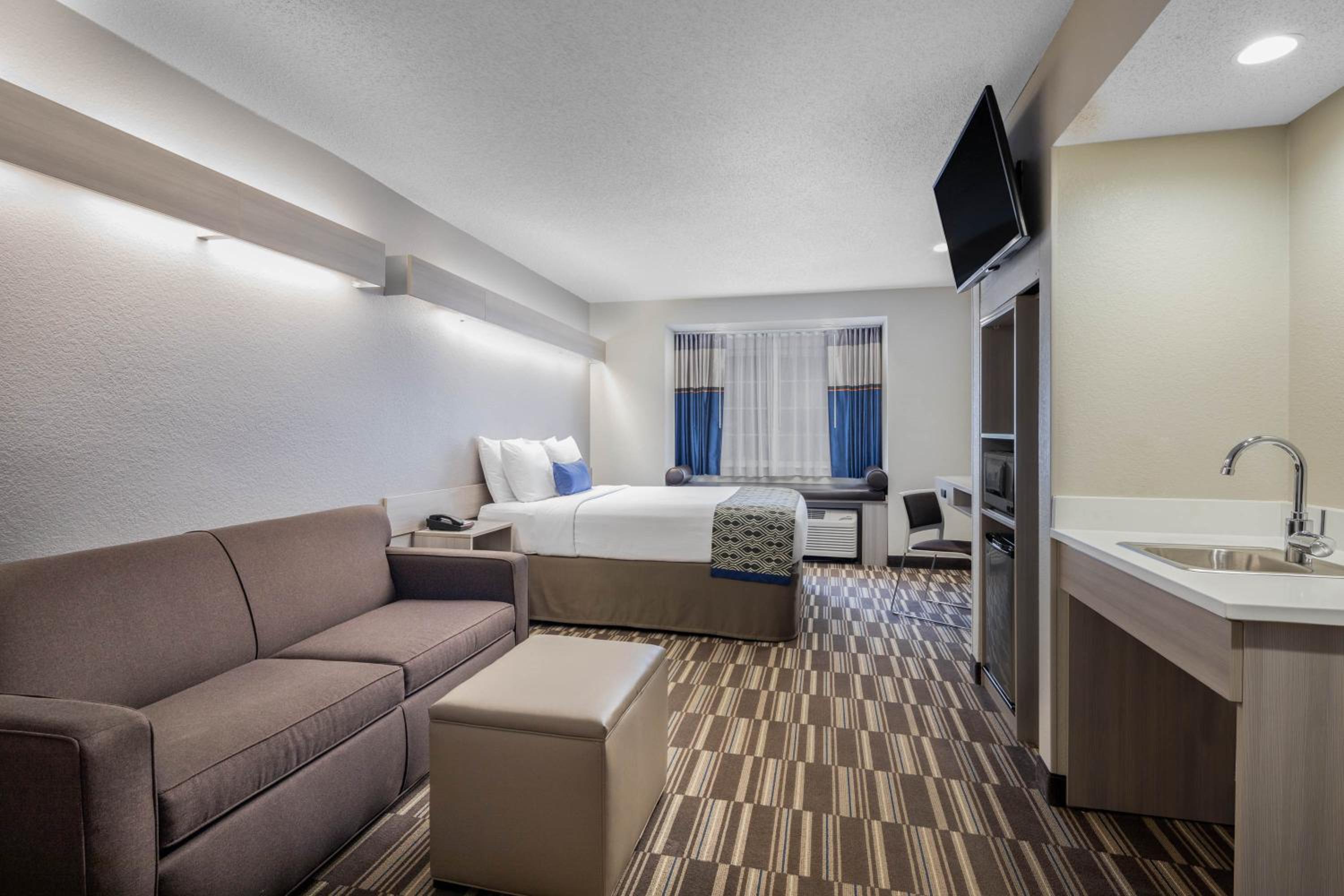 Queen Room - Mobility Accessible Suite/Non-Smoking - Photo 1
