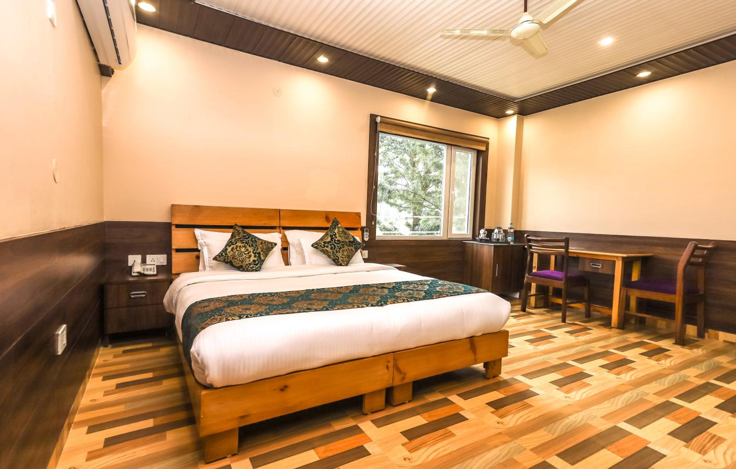 Deluxe Double Room with Balcony - Photo 5