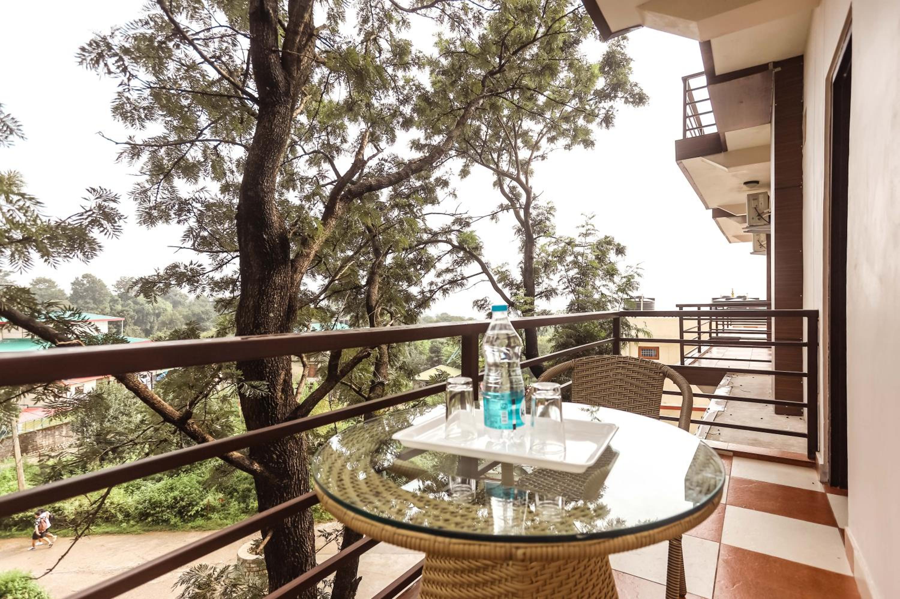 Deluxe Double Room with Balcony - Photo 9