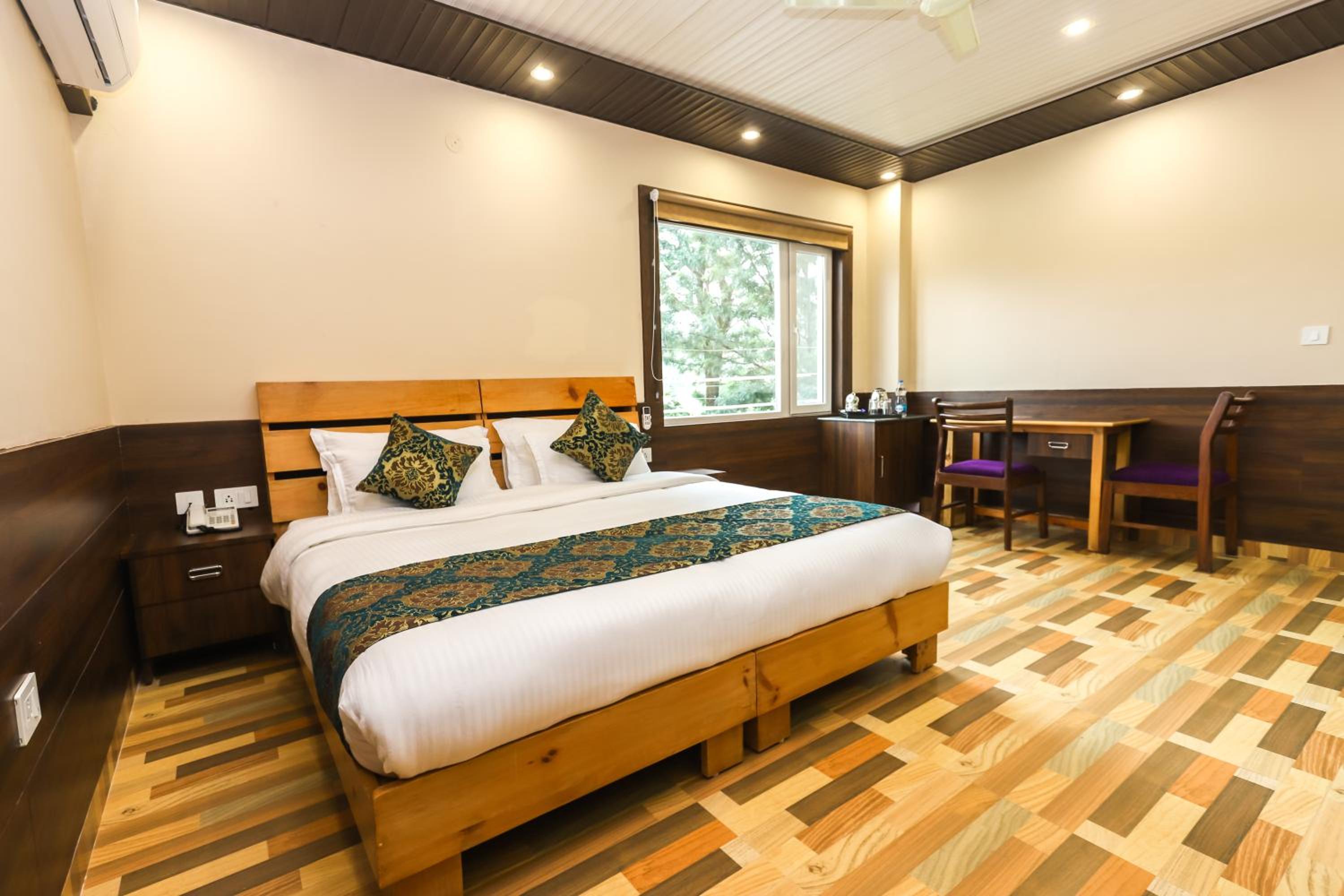 Deluxe Double Room with Balcony and Mountain View - Photo 8