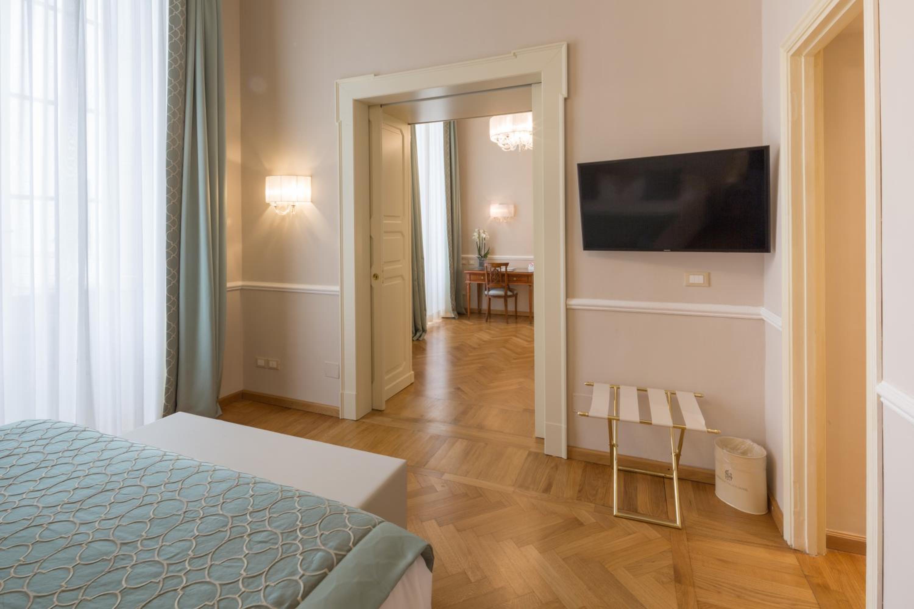 Executive Suite - Photo 2