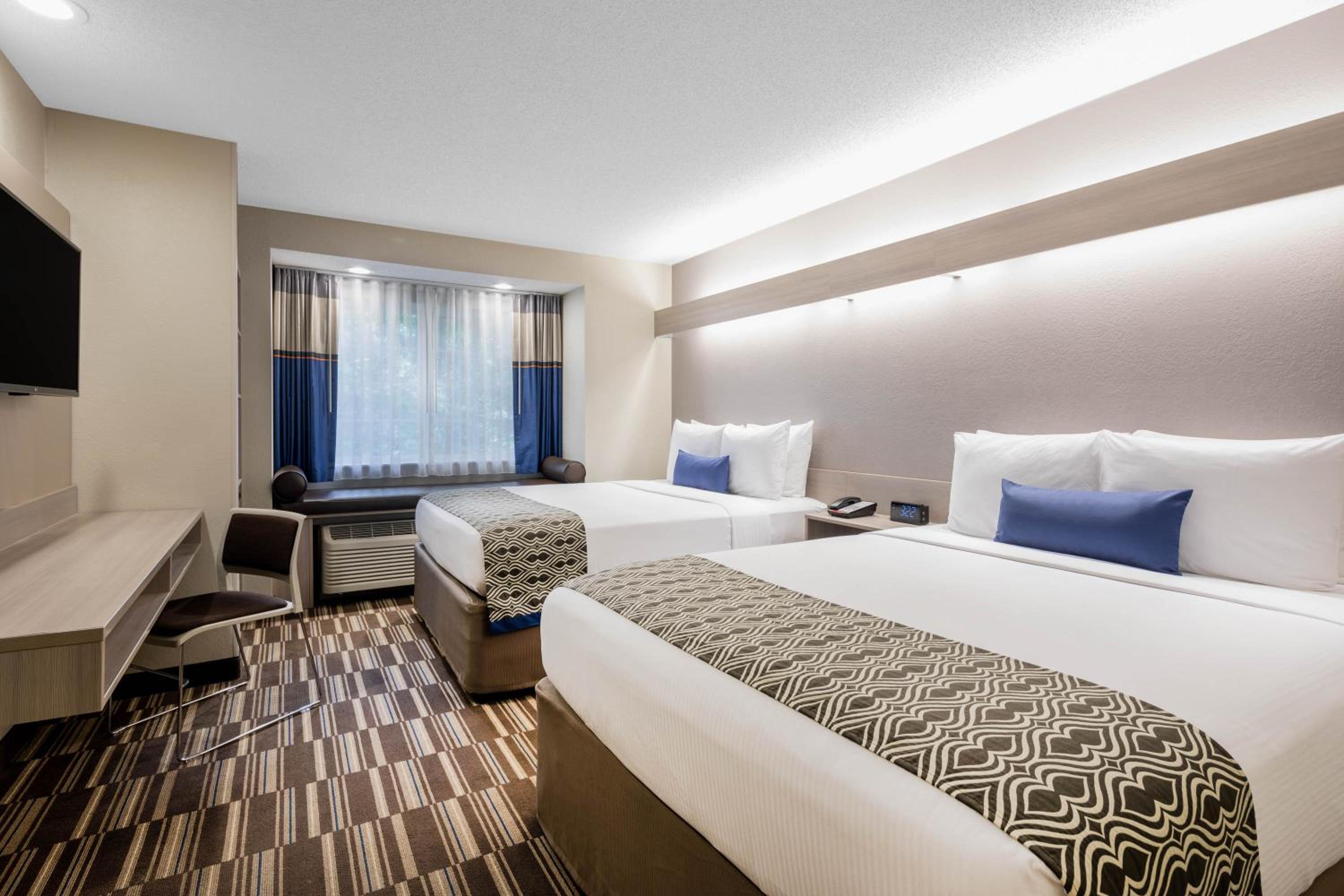 Queen Room with Two Queen Beds - Non-Smoking - Photo 1