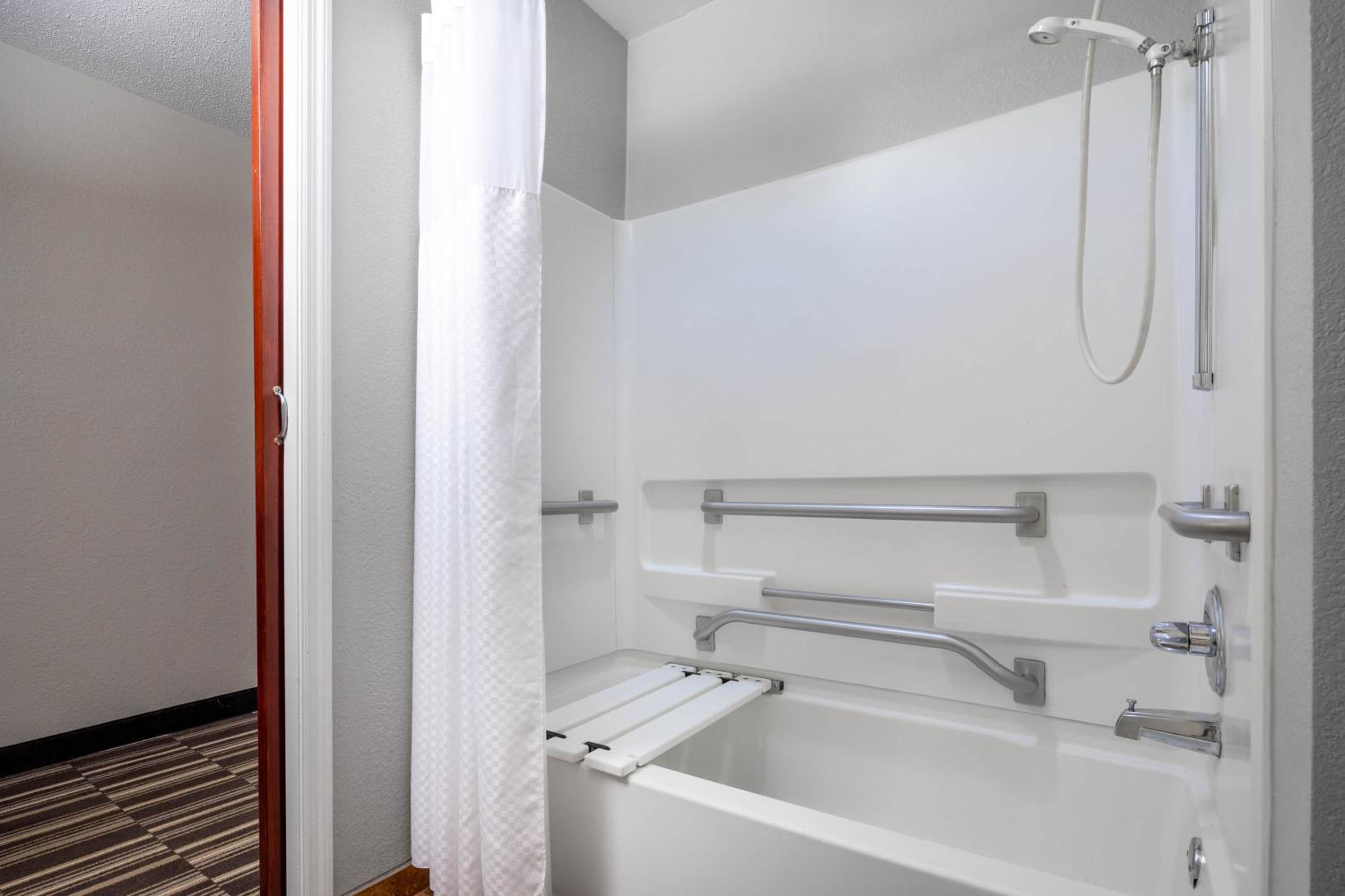 Queen Room - Mobility Accessible Suite/Non-Smoking - Photo 2
