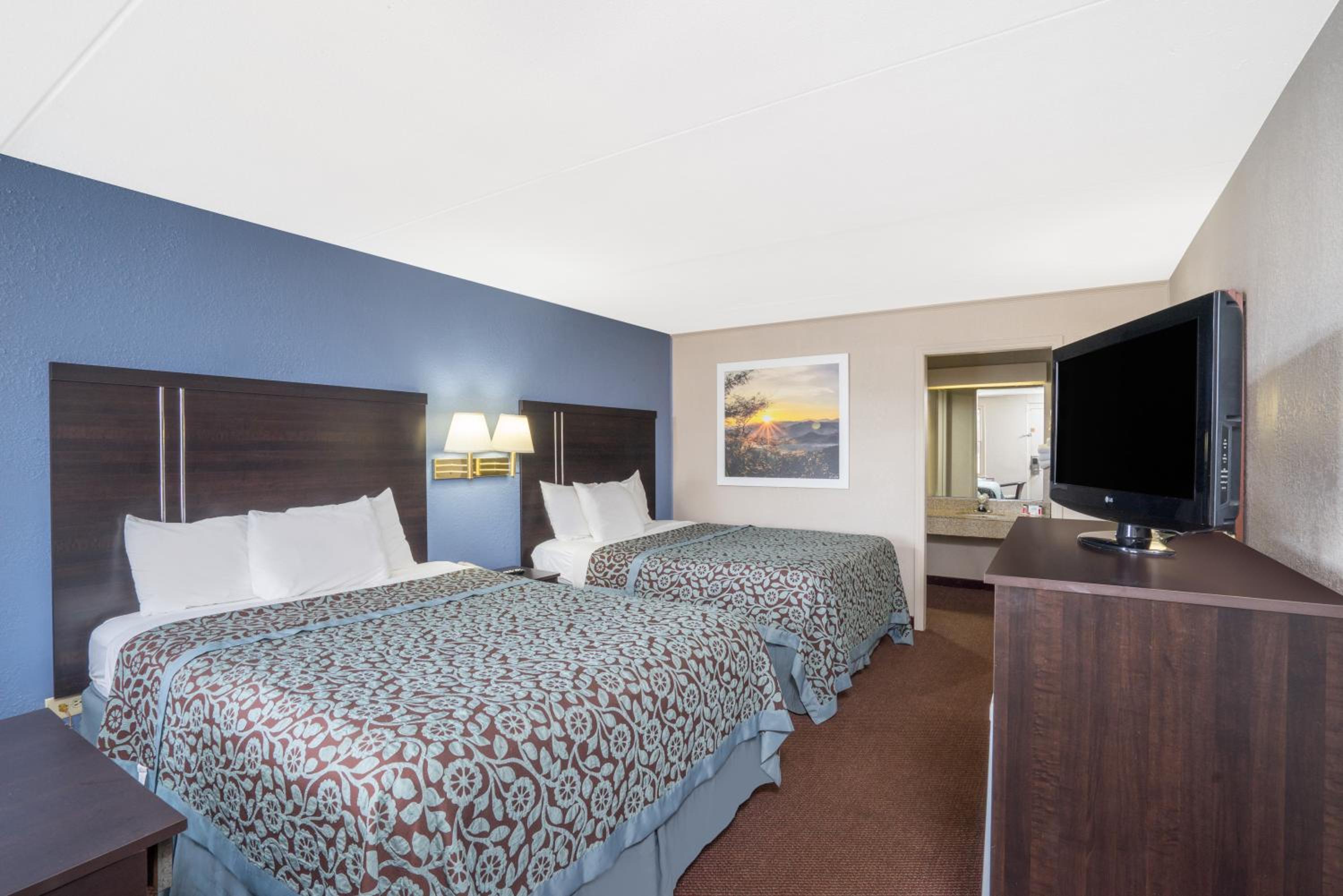 Queen Room with Two Queen Beds - Non-Smoking photo 3
