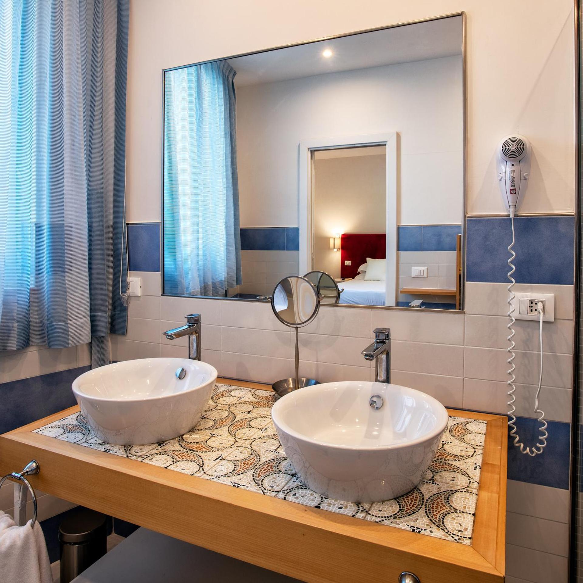 Sea view room with window - Accessible only by stairs thumbnail 5