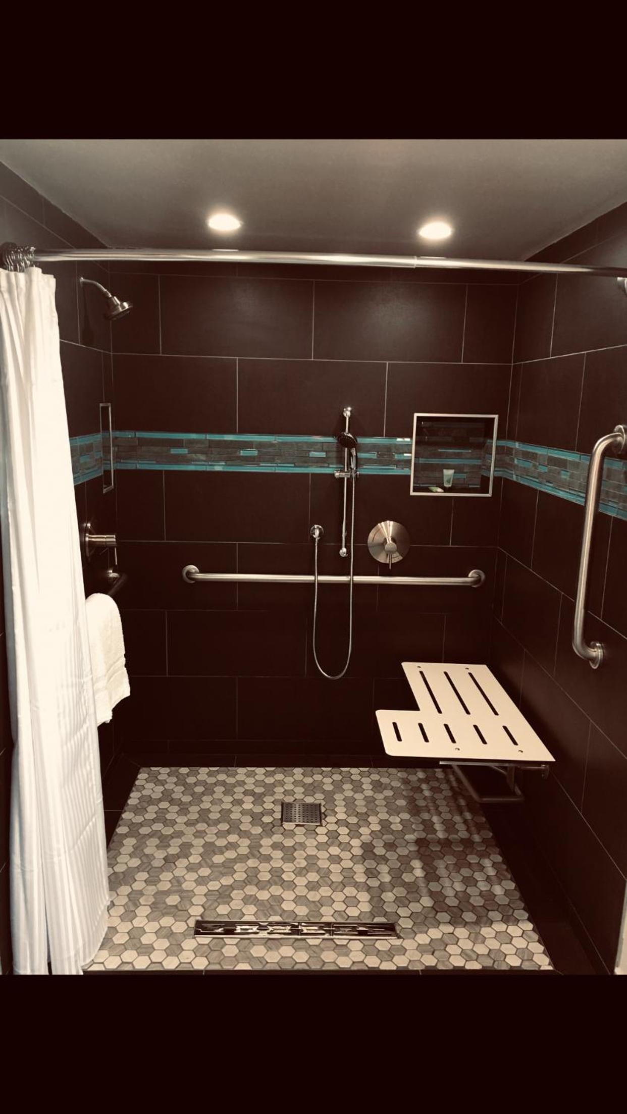 Queen Room - Disability Access photo 2
