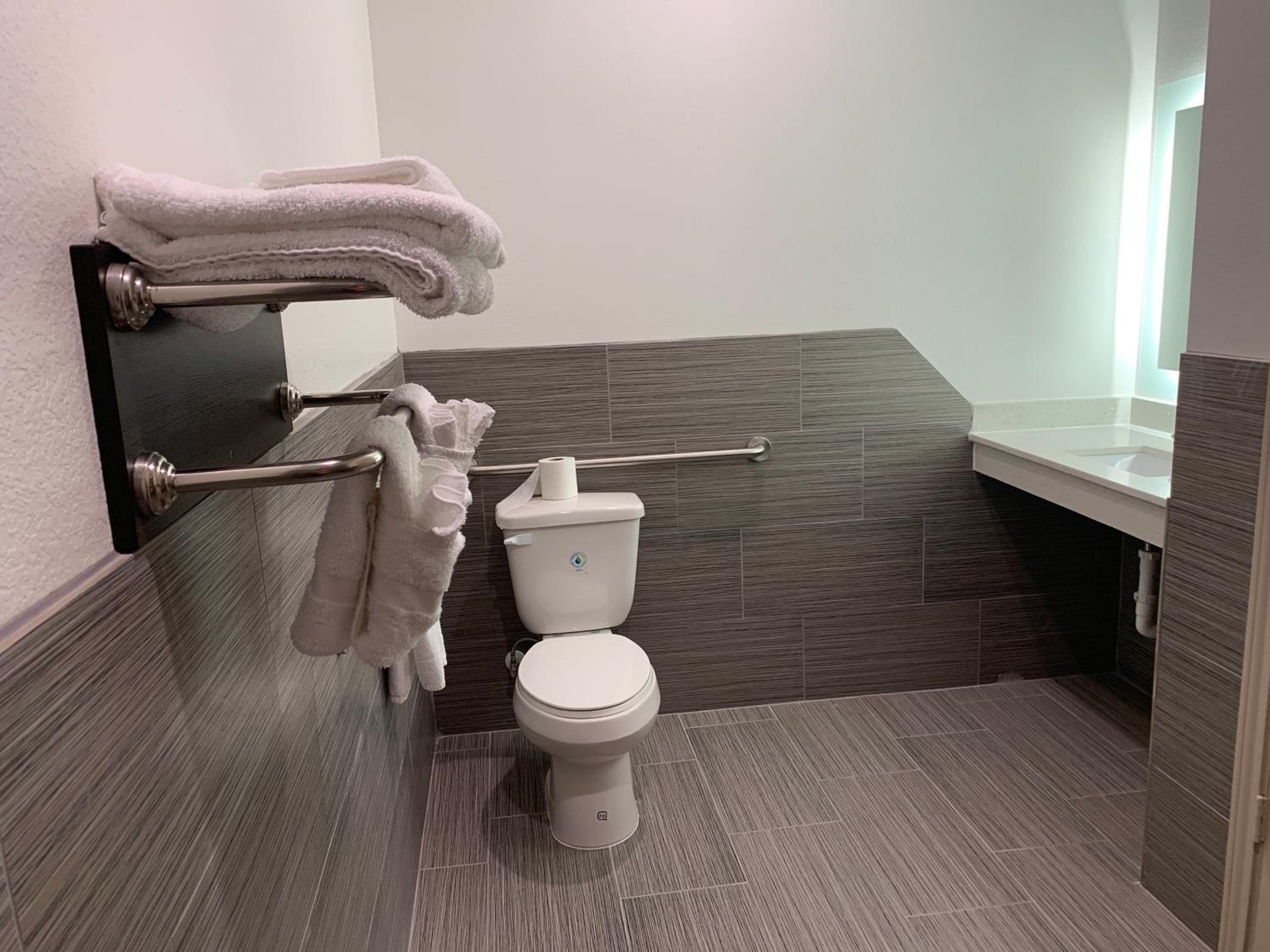 Queen Room - Disability Access - Photo 3