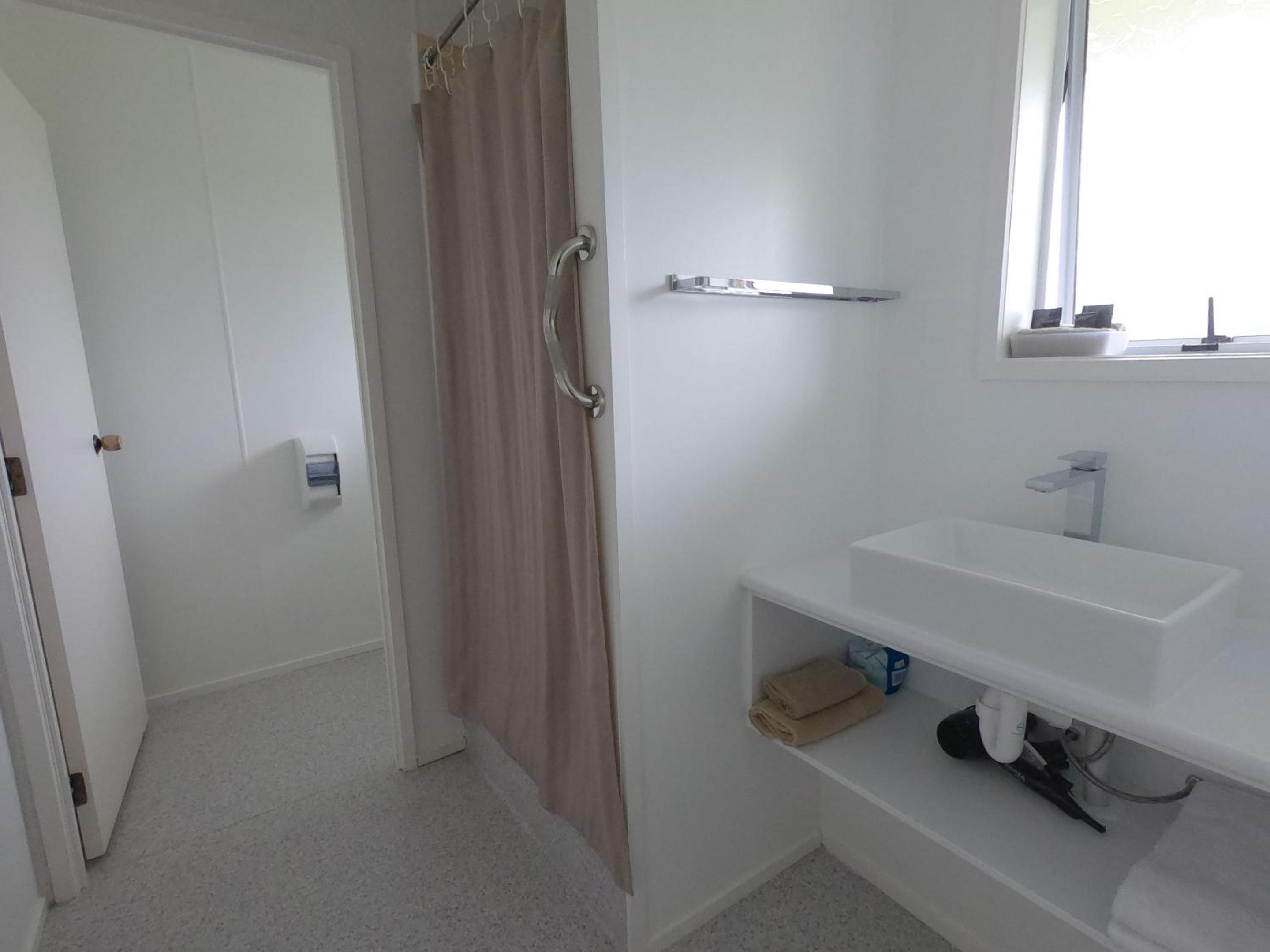 Queen Suite - Photo 2