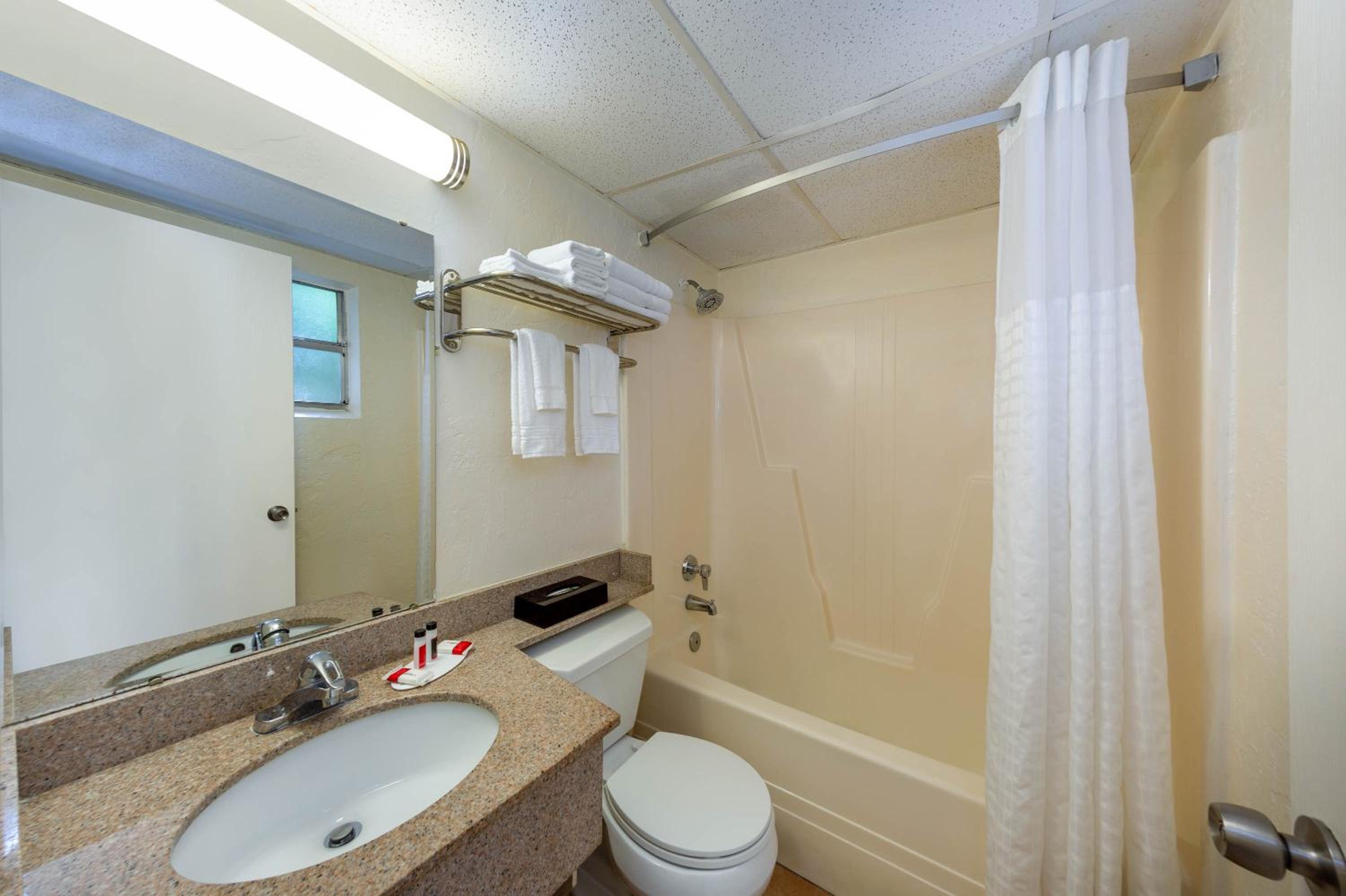 Double Room with Two Double Beds - Smoking - Photo 9