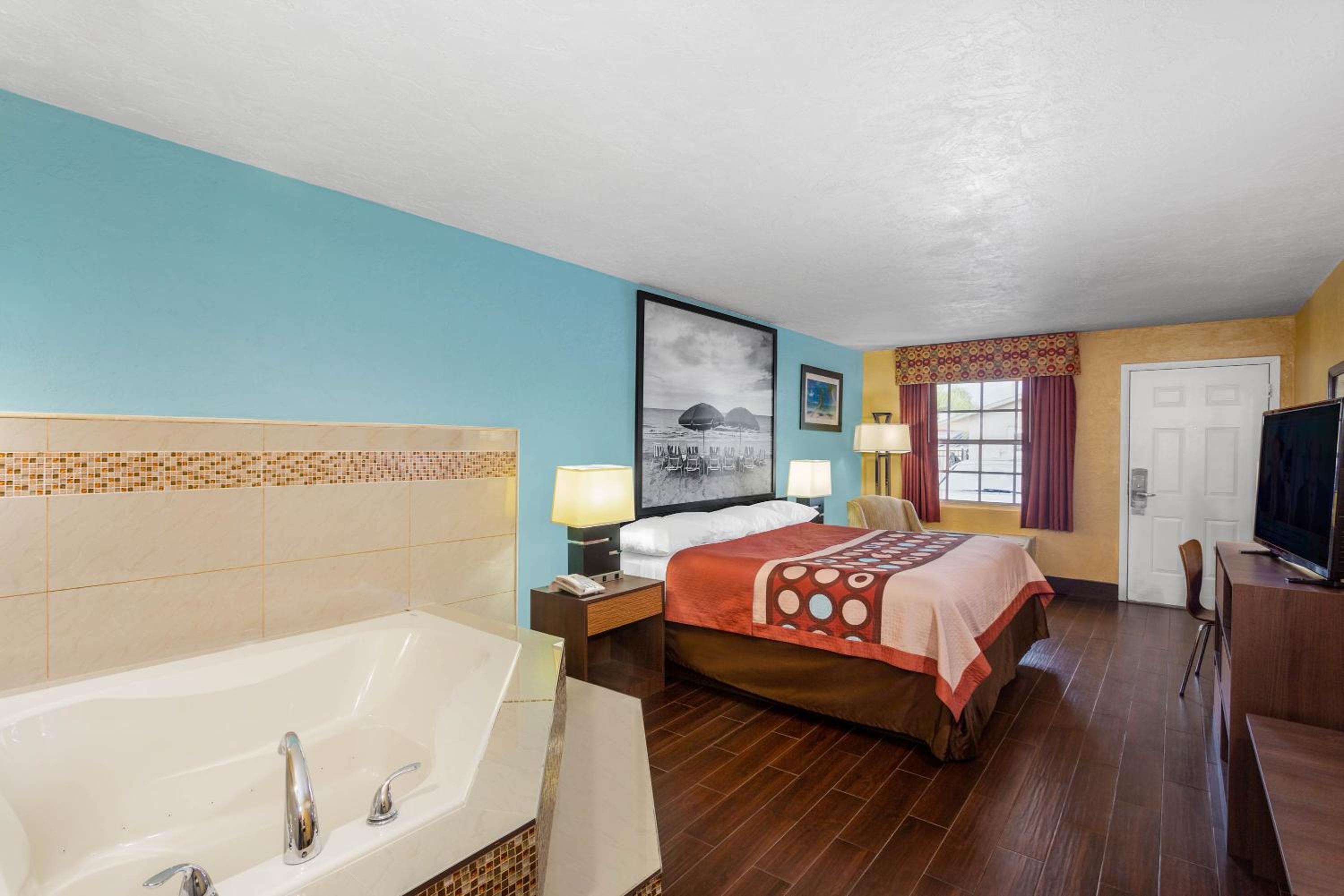 1 King Bed, Jacuzzi Studio Suite, Non-Smoking - Photo 2