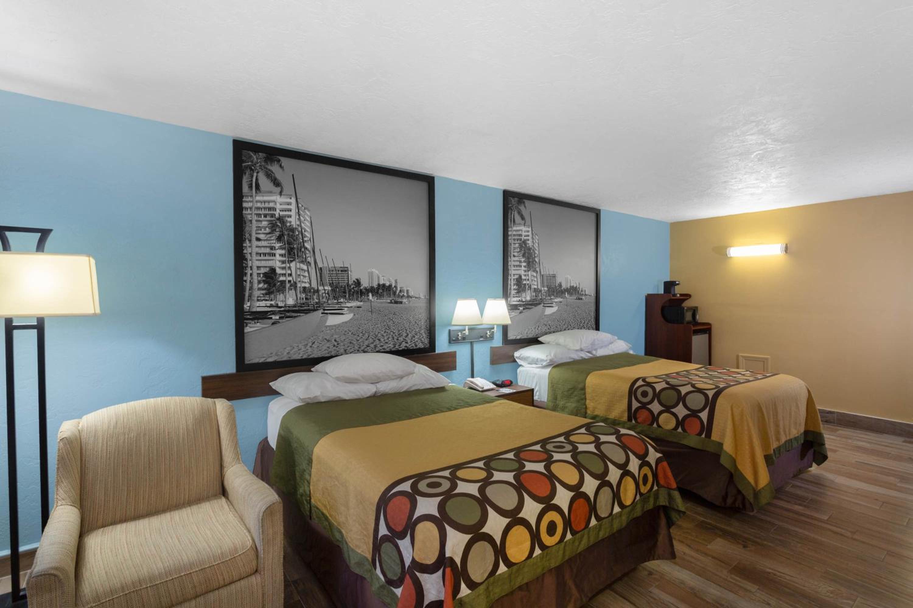 Double Room with Two Double Beds - Smoking - Photo 5