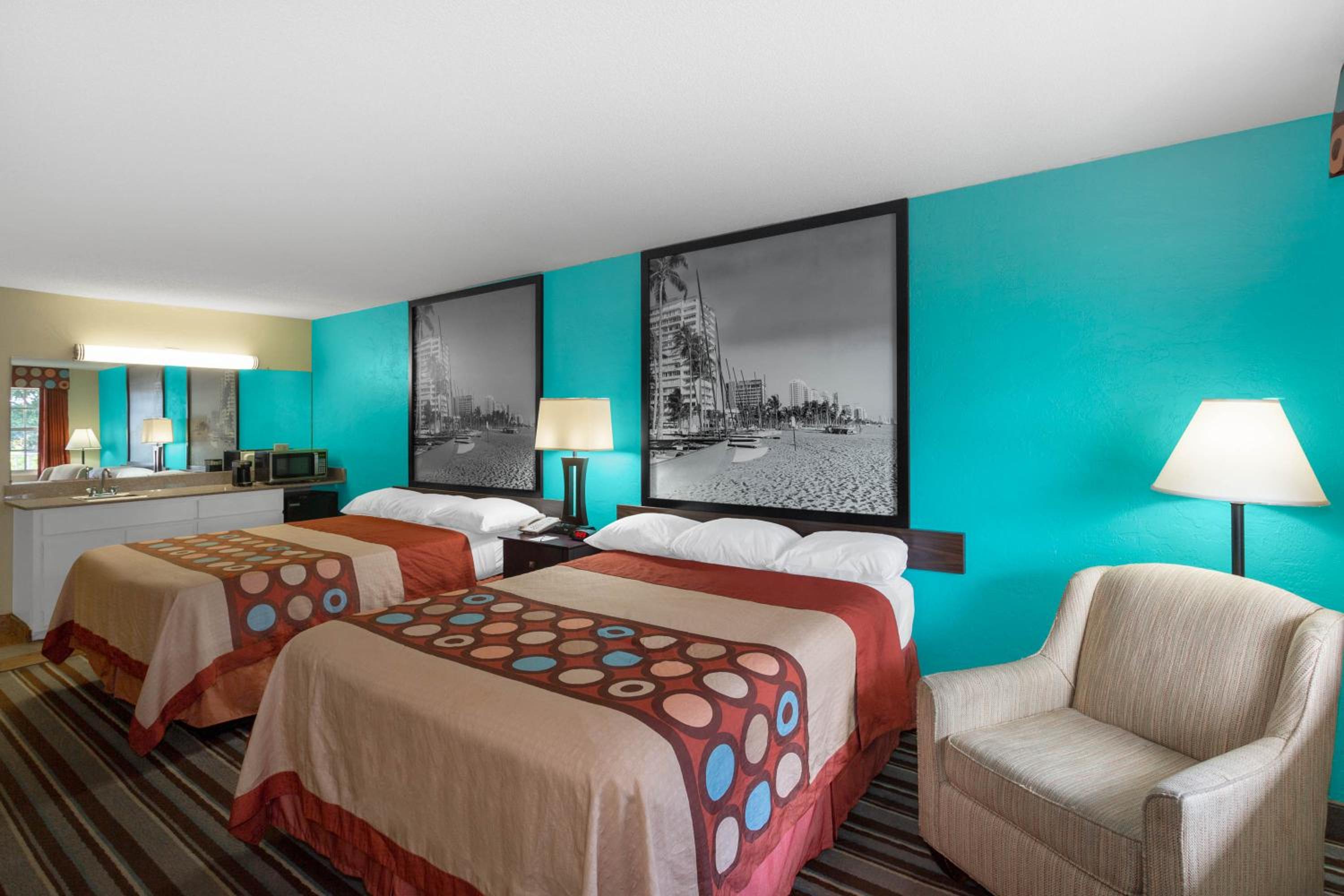 Double Room with Two Double Beds - Smoking - Photo 4